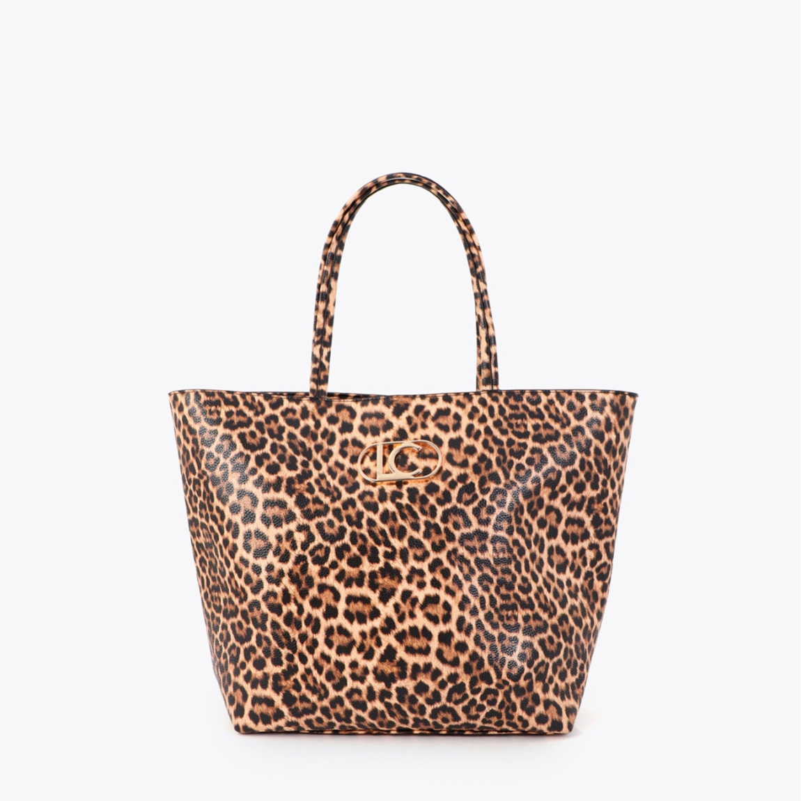 Bolso shopper de la marca Lola Casademunt, modelo CLASS. Elaborado en polipiel de diseño clásico con estampado de leopardo. Espacioso y versátil, ideal para llevar todos tus esenciales diarios. Asa doble para mayor comodidad y detalle de logotipo dorado. Cierre seguro con cremallera y base reforzada.ALTO 32cm ANCHO 31cm PROFUNDIDAD 12.5cm
