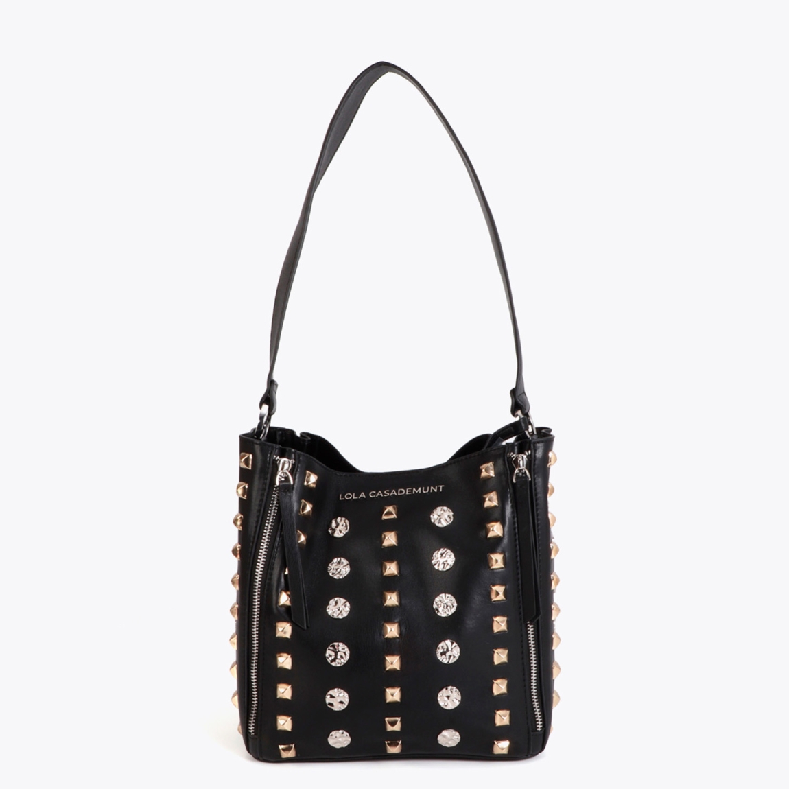 Bolso de hombro de la marca Lola Casademunt, modelo GIGI. Bolso elaborado en polipiel color negro con diseño atrevido con tachas doradas y brillantes. Confeccionado en cuero sintético de alta calidad, es perfecto para añadir un toque de glamour rockero a tu look urbano. Incluye cierre de cremallera y correa ajustable para mayor comodidad.ALTO 24cm ANCHO 22.5cm PROFUNDIDAD 14cm