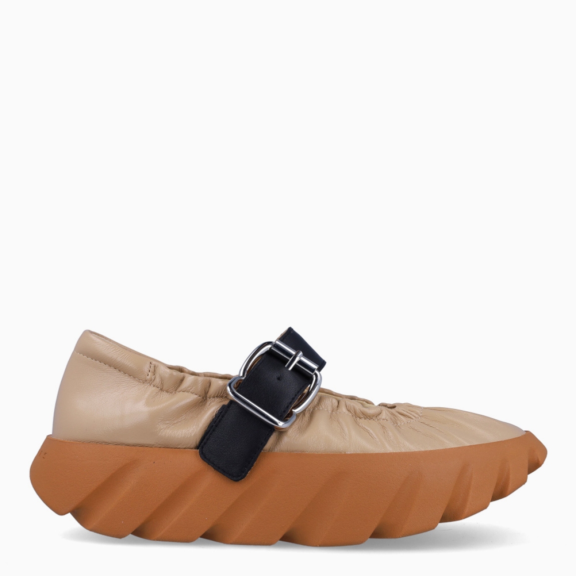 Merceditas de la marca 4CCCCEES, modelo TURA COVE. Exterior en piel color beige con efecto corrugado. Interior en piel color beige. Cierre con hebilla en pala color negro. Suela dentada con plataforma con 4cm de altura. Estas merceditas 4CCCCEES TURA COVE tienen un diseño divertido que le dará personalidad a tus looks de temporada. y sobre todo te garantizarán la máxima comodidad.