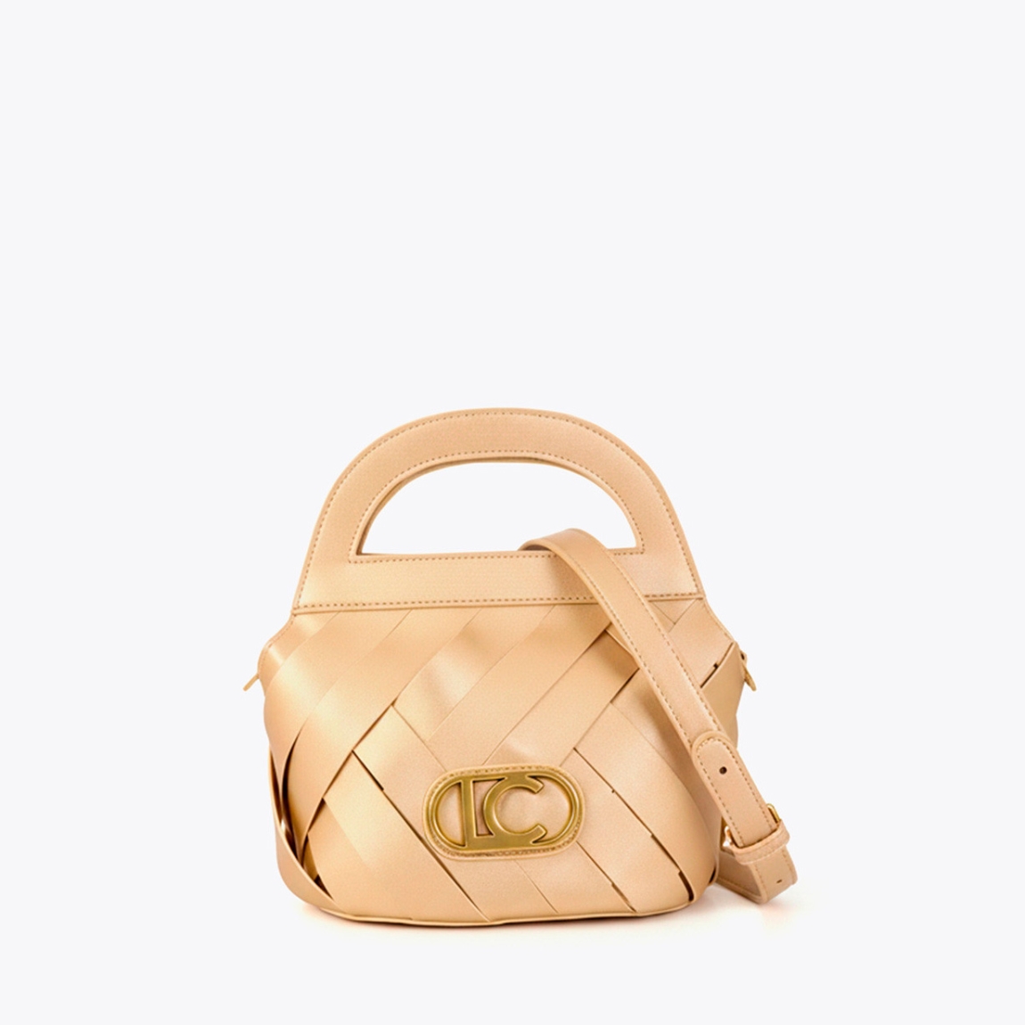 Bolso elegante de diseño trenzado de la marca Lola Casademunt, modelo ILLARI. Bolso en color oro con asa de mano. Incluye logo dorado en el frente y cierre de cremallera. Bolso Lola Casademunt con acabado liso y la correa ajustable aportan versatilidad y estilo a cada conjunto.ALTO 28cm ANCHO 29cm PROFUNDIDAD 16