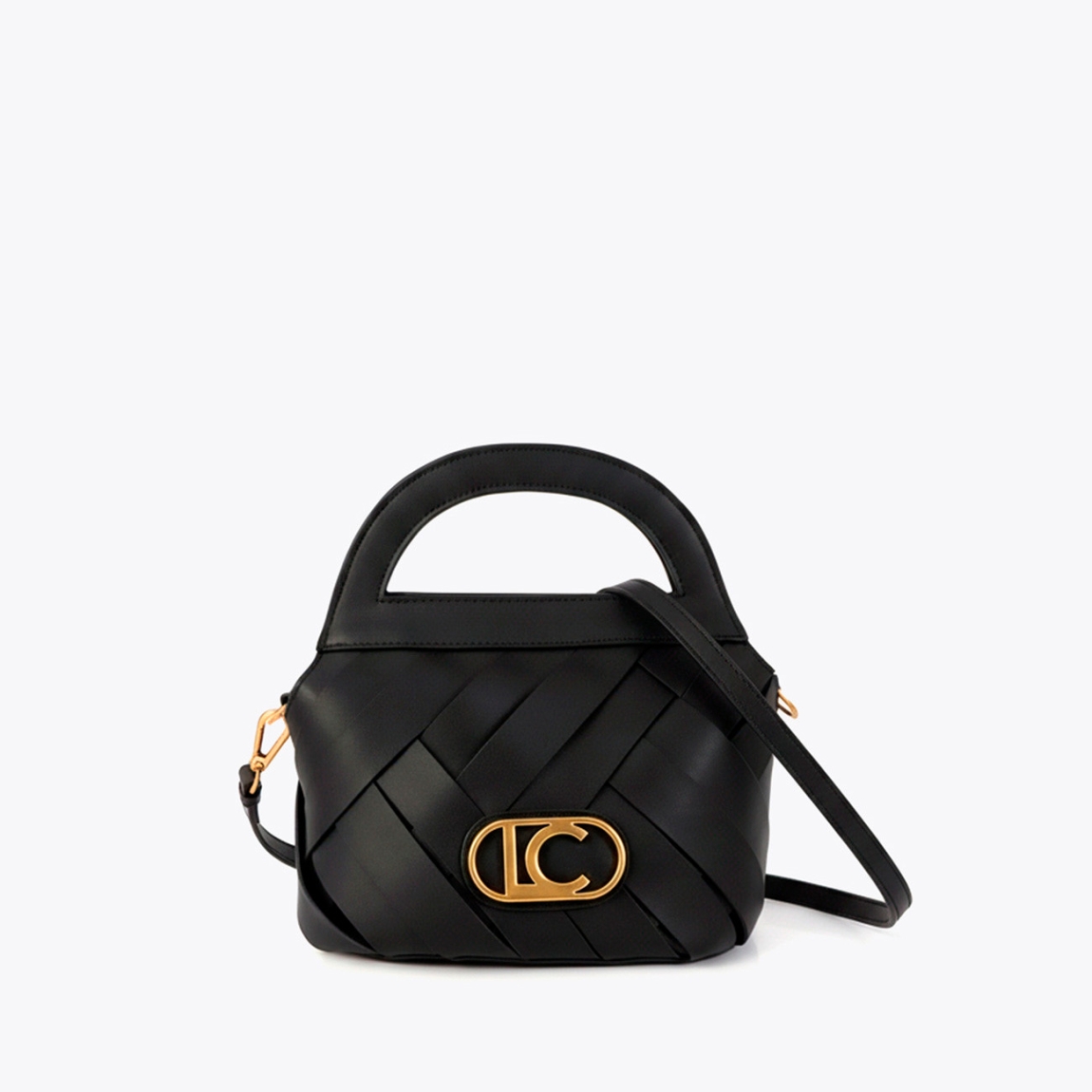 Bolso elegante de diseño trenzado de la marca Lola Casademunt, modelo ILLARI. Bolso en color negro con asa de mano. Incluye logo dorado en el frente y cierre de cremallera. Bolso Lola Casademunt con acabado liso y la correa ajustable aportan versatilidad y estilo a cada conjunto.ALTO 28cm ANCHO 29cm PROFUNDIDAD 16