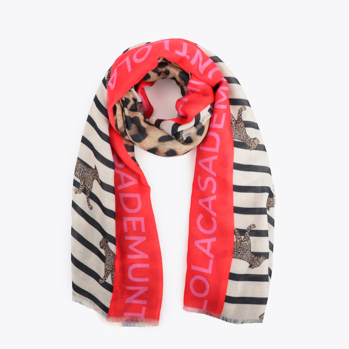Fular de la marca Lola Casademunt, modelo L070. Fular con diseño único que combina rayas clásicas con estampado de leopardos. Confeccionado en tejido suave y ligero, ideal para todo el año. Detalle de borde contrastado en rojo con logo de la marca.