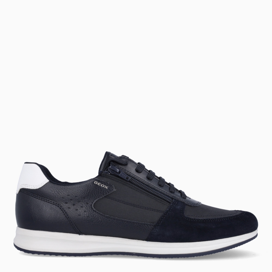 Deportiva elegante de la marca Geox, modelo U AVERY. Exterior en piel color azul oscuro. Interior en textil. Cierre con cordones. Suela de goma plana. Plantilla desmontable es práctica e higiénica, garantizando la máxima comodidad. U AVERY se propone como una revolución del concepto de deportiva, por su excelente nivel de comodidad, transpirabilidad y amortiguación. Un modelo de estilo emblemático para quienes aman distinguirse pero no quieren renunciar al confort.