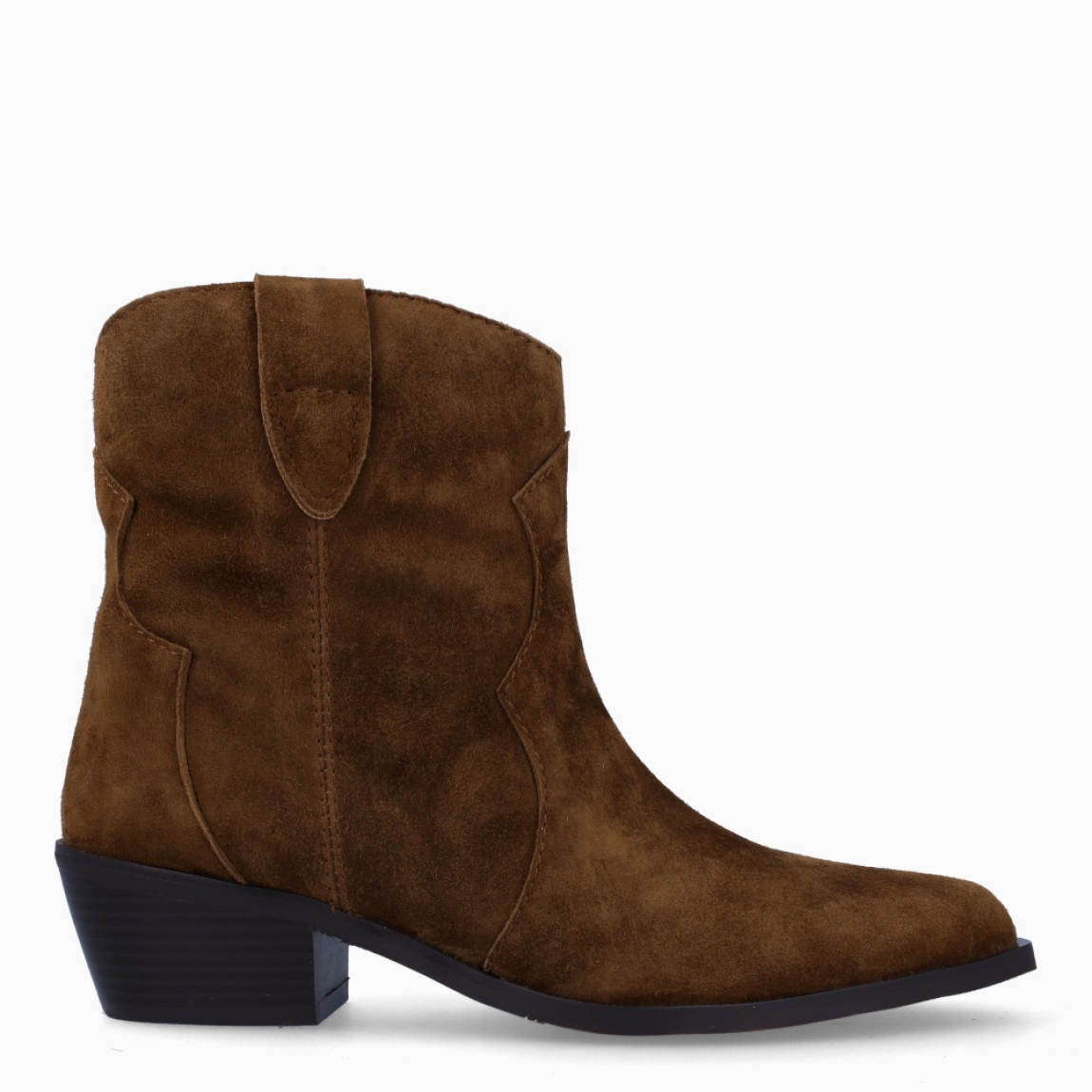 Botines camperos de la marca Itse, modelo DALLAS. Exterior en ante color marrón con punta lápiz. Interior en piel color marrón. Cierre con cremallera y suela plana de goma. Estos botines Itse DALLAS son ideales para ti!