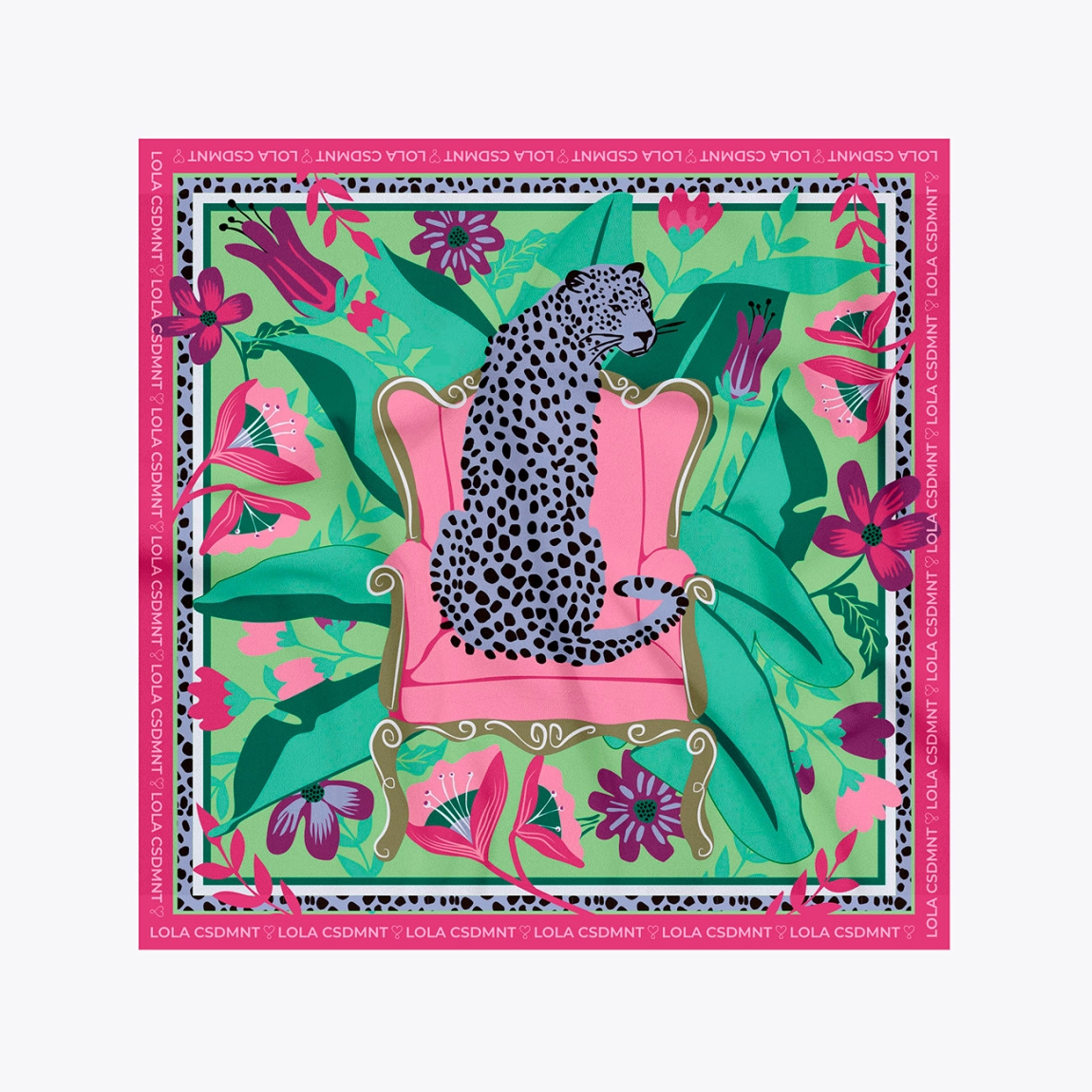 Elegante pañuelo de la marca Lola Casademunt, modelo FW. Elaborado en tejido satinado color rosa con estampado de leopardo sentado y greca logotipada. Medidas de 90cm x 90cm, ideal para añadir un toque sofisticado a tu look.