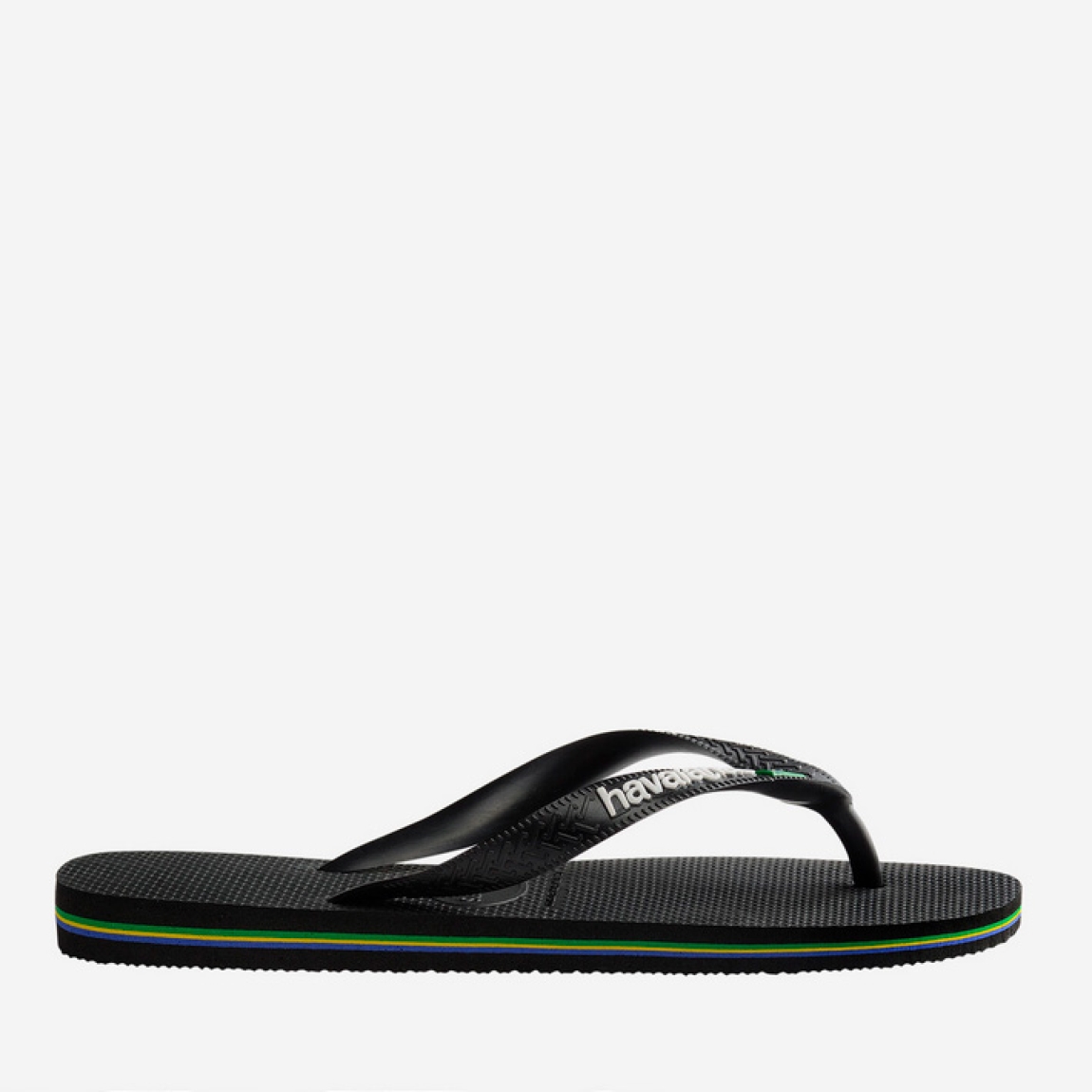 Chanclas de la marca Havaianas, modelo BRASIL_H. Chancas elaboradas en plástico color negro. Chanchas con ligereza, la suela de foma suave acompaña el pie sin pesar y el acabado antideslizante te da seguridad tanto en la arena como en el paseo de la tarde. El diseño se centra en estilizar el pie con unas tiras finas que aportan un brillo discreto y muy favorecedor, además del logo con la bandera. Cada detalle está pensado para que las chanclas Havaianas BRASIL_H funcionen como una extensión natural de tu estilo: limpias, depuradas y con ese punto elegante que diferencia unas chanclas premium de unas básicas.