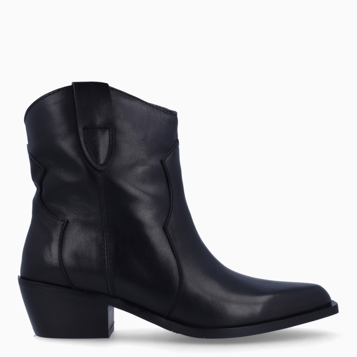 Botines camperos de la marca Itse, modelo DALLAS. Exterior en piel color negro con punta lápiz. Interior en piel color negro. Cierre con cremallera y suela plana de goma. Estos botines Itse DALLAS son ideales para ti!