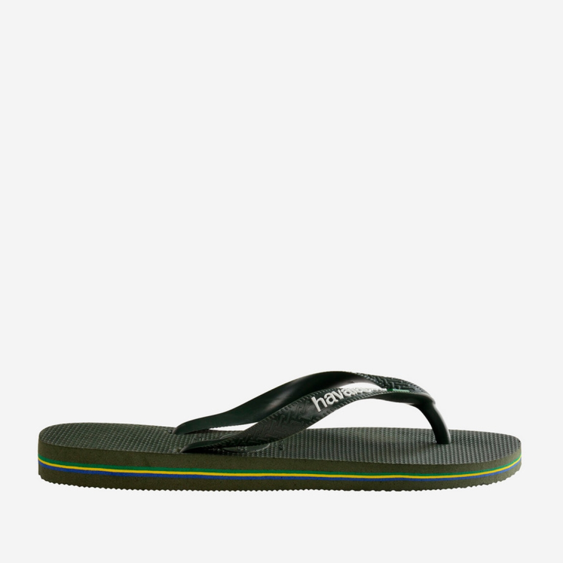 Chanclas para hombre de la marca Havaianas, modelo BRASIL_H. Chancas elaboradas en plástico color verde oscuro. Chanchas con ligereza, la suela de foma suave acompaña el pie sin pesar y el acabado antideslizante te da seguridad tanto en la arena como en el paseo de la tarde. El diseño se centra en estilizar el pie con unas tiras finas que aportan un brillo discreto y muy favorecedor, además del logo con la bandera. Cada detalle está pensado para que las chanclas Havaianas BRASIL_H funcionen como una extensión natural de tu estilo: limpias, depuradas y con ese punto elegante que diferencia unas chanclas premium de unas básicas.