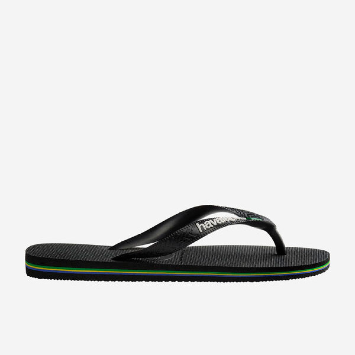 Chanclas de la marca Havaianas, modelo BRASIL. Chancas elaboradas en plástico color negro. Chanchas con ligereza, la suela de foma suave acompaña el pie sin pesar y el acabado antideslizante te da seguridad tanto en la arena como en el paseo de la tarde. El diseño se centra en estilizar el pie con unas tiras finas que aportan un brillo discreto y muy favorecedor, además del logo con la bandera. Cada detalle está pensado para que las chanclas Havaianas BRASIL funcionen como una extensión natural de tu estilo: limpias, depuradas y con ese punto elegante que diferencia unas chanclas premium de unas básicas.