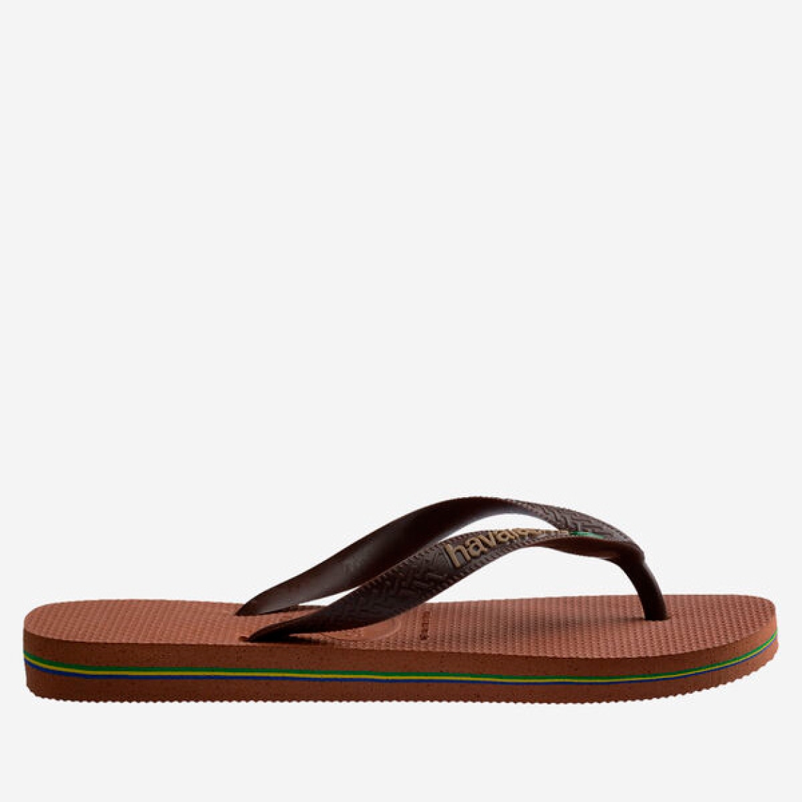 Chanclas de la marca Havaianas, modelo BRASIL. Chancas elaboradas en plástico color marrón. Chanchas con ligereza, la suela de foma suave acompaña el pie sin pesar y el acabado antideslizante te da seguridad tanto en la arena como en el paseo de la tarde. El diseño se centra en estilizar el pie con unas tiras finas que aportan un brillo discreto y muy favorecedor, además del logo con la bandera. Cada detalle está pensado para que las chanclas Havaianas BRASIL funcionen como una extensión natural de tu estilo: limpias, depuradas y con ese punto elegante que diferencia unas chanclas premium de unas básicas.
