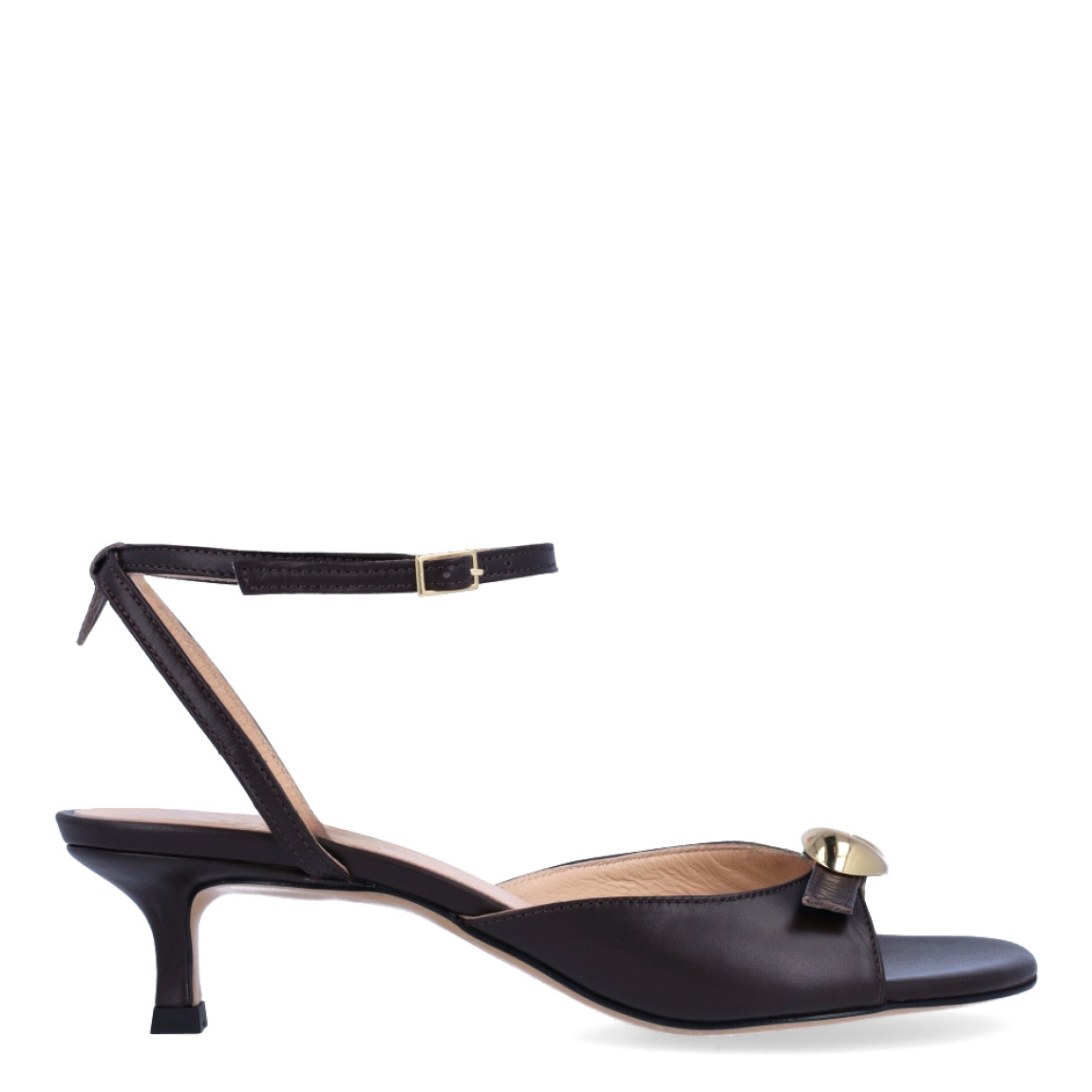 Sandalias de de la marca Itse, modelo MINERVA. Exterior en piel color marrón con detalle de hebilla dorada en pala. Interior en piel color nude. Cierre de las sandalias con hebilla en tobillo. Sandalias Itse con tacón de 4cm de altura. Estas sandalias Itse MINERVA son un complemento que sumará elegancia, estilo y comodidad en tus looks!