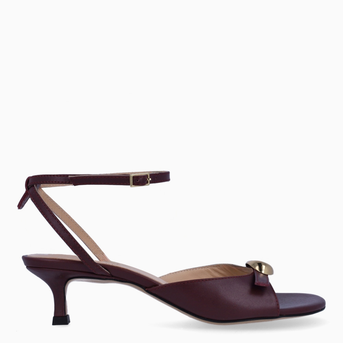 Sandalias de de la marca Itse, modelo MINERVA. Exterior en piel color grante con detalle de hebilla dorada en pala. Interior en piel color nude. Cierre de las sandalias con hebilla en tobillo. Sandalias Itse con tacón de 4cm de altura. Estas sandalias Itse MINERVA son un complemento que sumará elegancia, estilo y comodidad en tus looks!
