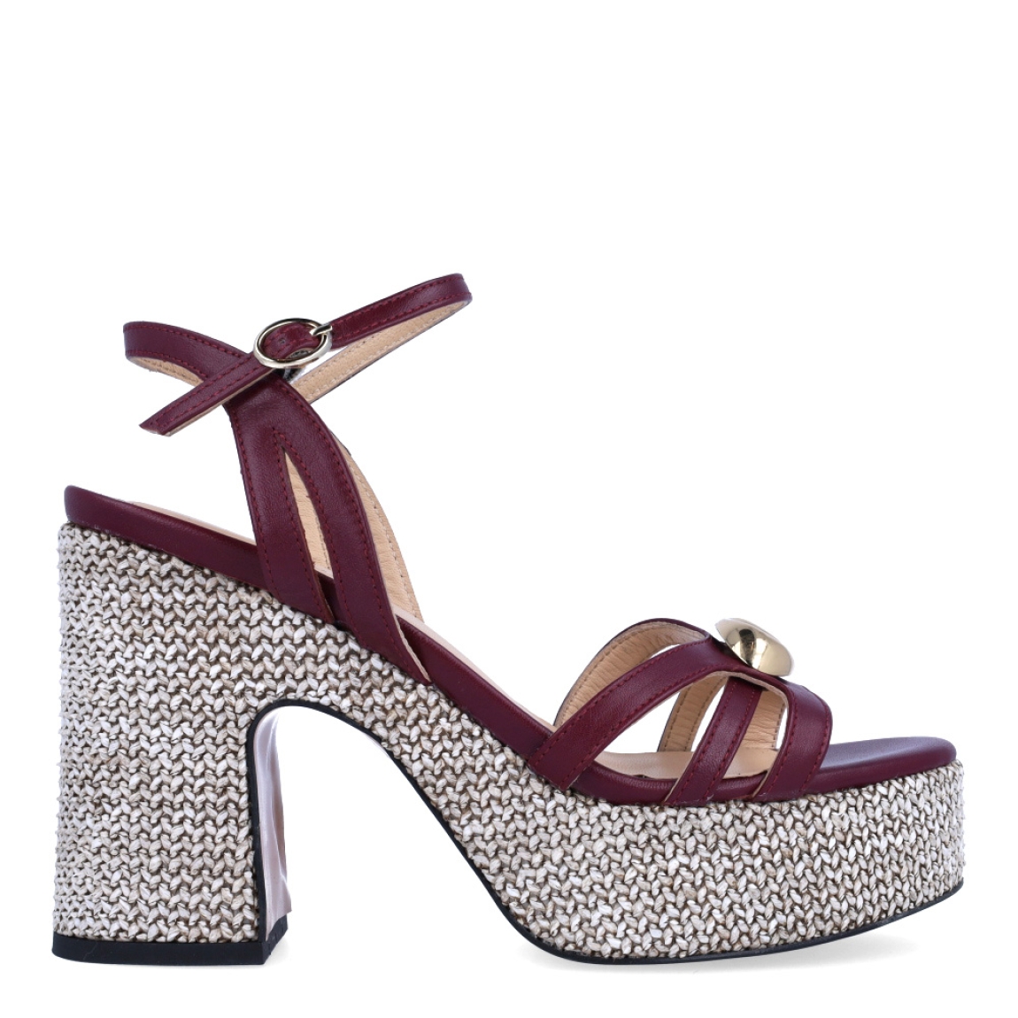 Sandalias de la marca Itse, modelo HEBI. Exterior en piel color granate con tiras cruzadas y detalle de adorno dorado en centro de pala. Interior en piel color nude. Cierre con hebilla en tobillo y tacón en piel trenzada tonalidad beig de 7cm de altura. Estas sandalias Itse HEBI son ideales para estilizar cualquier look!