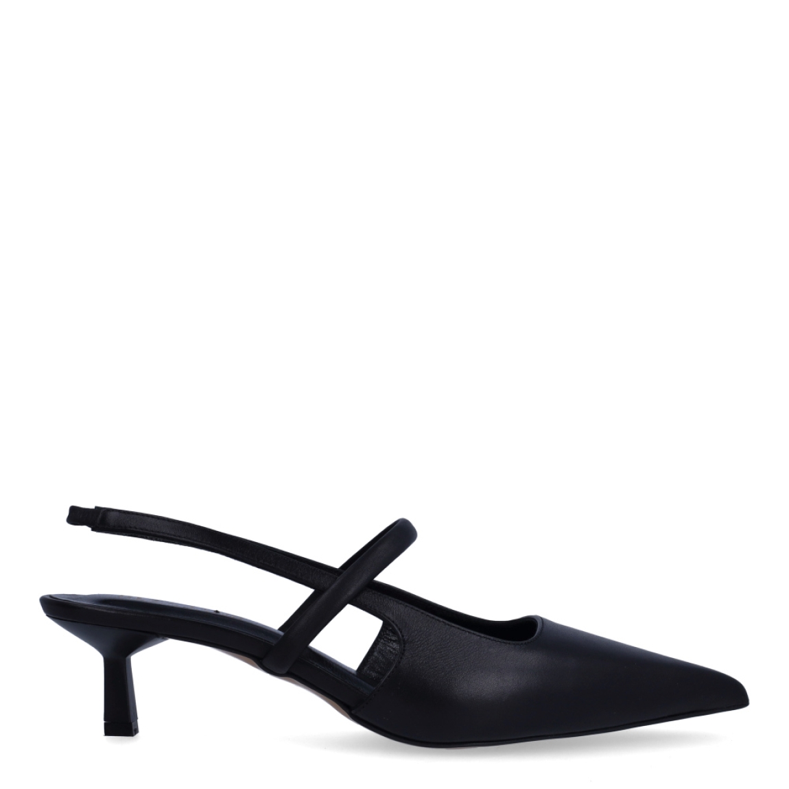 Salones destalonados de la marca Itse, modelo MERRYL. Exterior en piel color negro con punta lápiz. Interior en piel color negro con estampado de marca. Cierre con tira elástica en talón. Salones Itse con tacón de 4cm de altura. Estos salones Itse MERRYL son ideales para lucir looks con elegancia y comodidad!