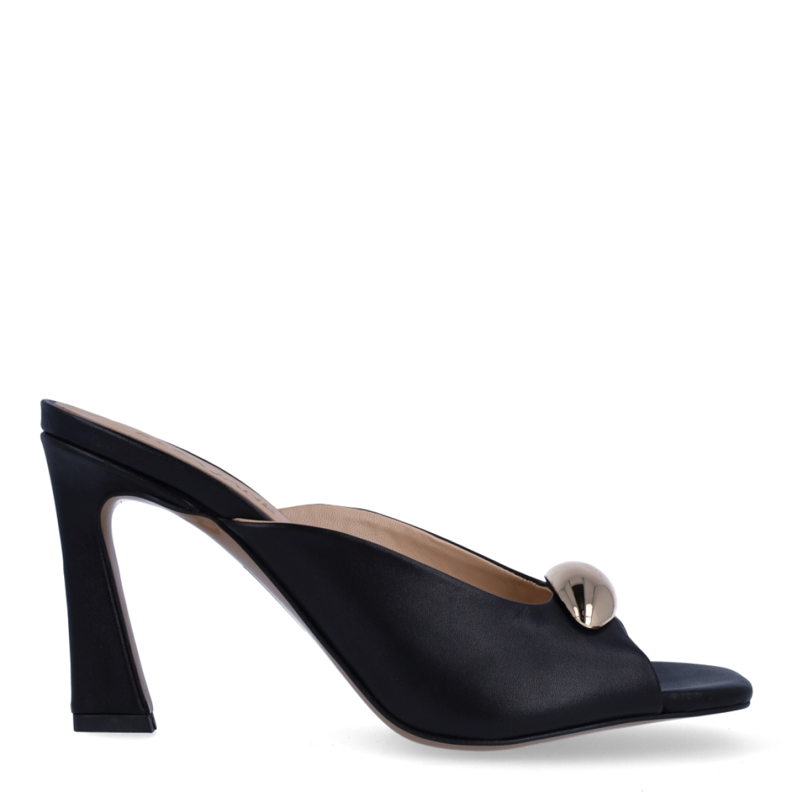 Sandalias de la marca Itse, modelo LOUNDA. Exterior en piel color negro con punta cuadrada y detalle de adorno metal dorado en pala. Interior en piel color nude. Sandalias Itse destalonadas con tacón de 5cm de altura. Estas sandalias Itse LOUNDA son ideales para estilizar tus looks!