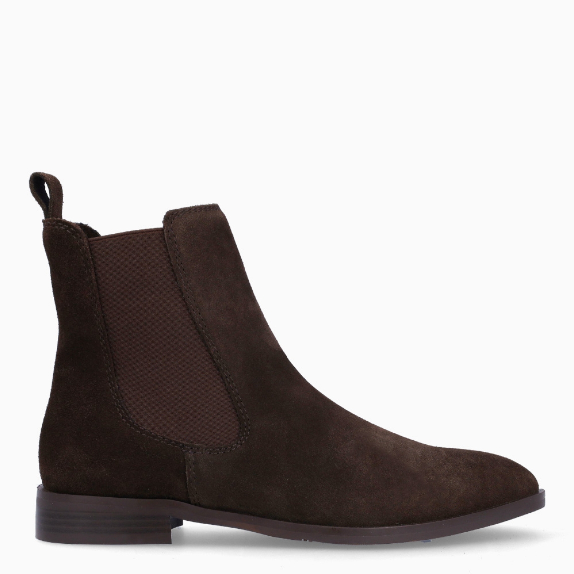 Botines de la marca Itse, modelo NORMA. Exterior en ante color marrón con elásticos a los lados. Interior en piel color marrón. Botines Itse con punta lápiz. Suela plana de goma. Estos botines Itse NORMA son ideales para ti!