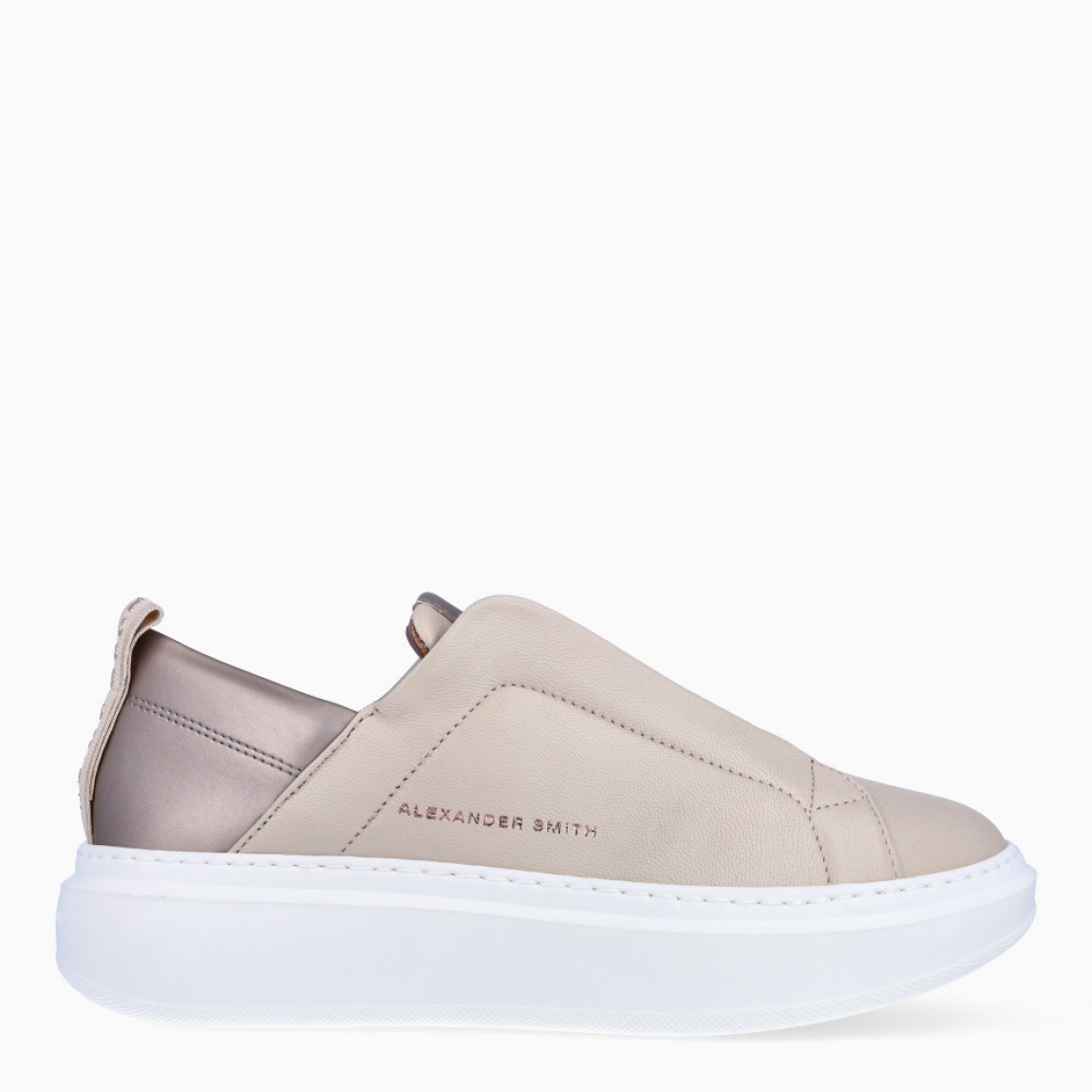 Deportivas de la marca Alexander Smith, modelo WEMBLEY SLIP-ON. Exterior de la deportiva de piel color beig. Deportiva en piel color blanco en la parte del talón. Interior de la deportiva de piel de color bronce. Cierre de la deportiva sin cordones. Deportiva con plantilla extraíble. Deportiva con logotipo en la trabilla trasera. Deportiva Alexander Smith con plataforma de 4 cm. La deportiva de Alexander Smith hace referencia al famoso estadio inglés: deportividad y elegancia se funden para dar vida a este modelo. Wembley Slip-on son las zapatillas con el equilibrio perfecto entre comodidad y estilo, elegantes y sobrias pero con un toque moderno dado por los detalles que marcan la diferencia.