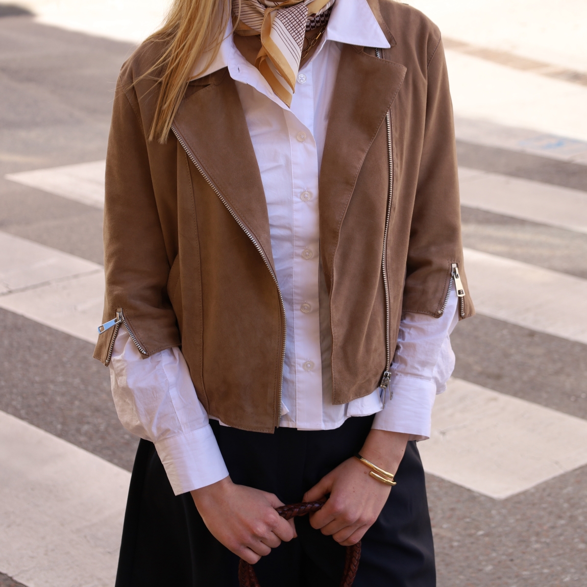 Chaqueta de la marca The Jack Leathers, modelo MIMI. Chaqueta elaborada en piel de alta calidad color taupe. Chaqueta The Jack Leathers con detalle de cremallera como cierre principal y en las mangas. Chaqueta con cuello abierto. Este modelo MIMI es un complemento ideal para esta temporada!