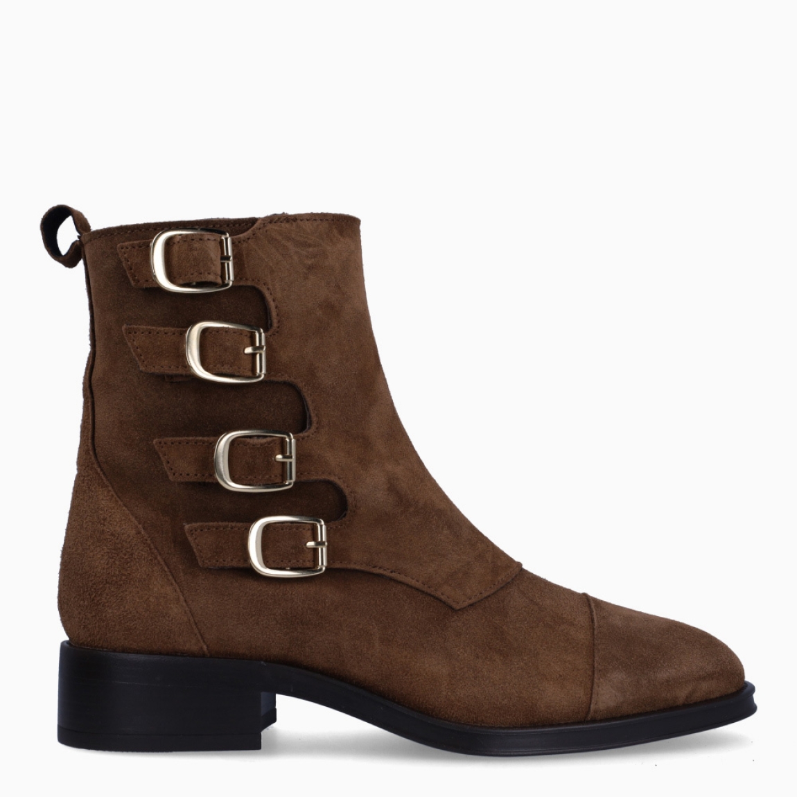 Botines de la marca Alpe, modelo CONNI. Exterior en ante color marrón con detalle de cuatro hebillas. Interior en ante marrón. Cierre con cremallera y una cuña de 3cm de altura. Estos botines Alpe CONNI son unos clásicos, ideales en estilo y comodidad.