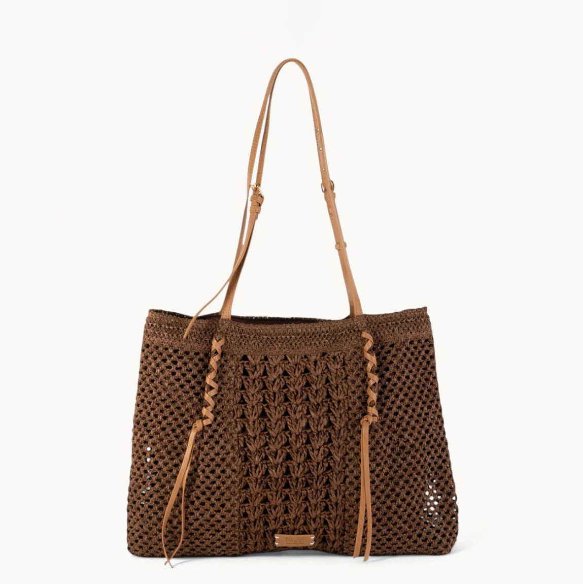Bolso shopper de la marca KBAS, modelo ADRIA. Bolso atemporal elaborado en sofisticada dibra natural de acabado liso y color marrón. Bolso KBAS cuenta con una resistente asa de hambro y una cremallera para asegurar tus pertenencias. Este bolso KBA ADRIA, es un complemento de máxima funcionalidad, imprescindible para la temporada SS26, es la combinación perfecta de moda orgánica y utilidad diaria. Medidas: alto 32cm y ancho 40cm.