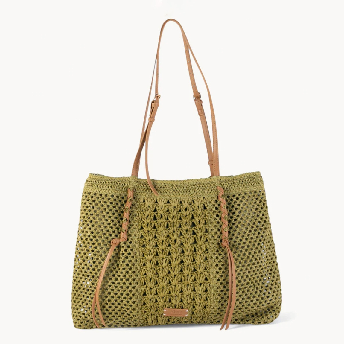 Bolso shopper de la marca KBAS, modelo ADRIA. Bolso atemporal elaborado en sofisticada dibra natural de acabado liso y color verde. Bolso KBAS cuenta con una resistente asa de hambro y una cremallera para asegurar tus pertenencias. Este bolso KBA ADRIA, es un complemento de máxima funcionalidad, imprescindible para la temporada SS26, es la combinación perfecta de moda orgánica y utilidad diaria. Medidas: alto 32cm y ancho 40cm.