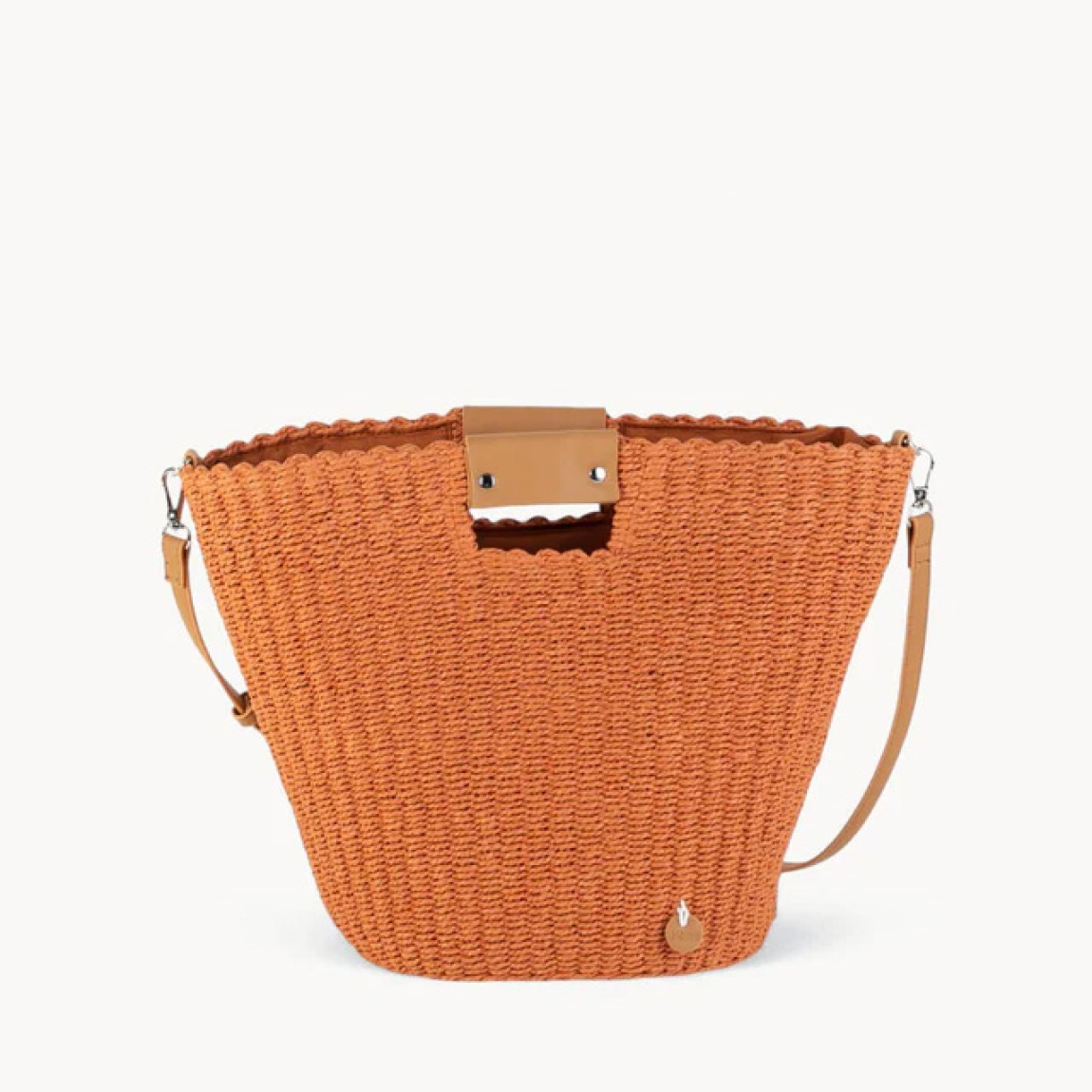 Bolso de marca KBAS, modelo ELODI. Bolso de mano confeccionado en fibra natural y con un vibrante color teja. Su diseño liso se complementa con un práctico cierre de cremallera, ofreciendo seguridad y estilo. Bolso KBAS, dispone de doble opción de transporte: puedes llevarlo cómodamente con su bandolera o de mano. Con unas medidas de 37 cm de largo, 16 cm de ancho y 28 cm de alto, es el accesorio ideal para cualquier ocasión. Este bolso KBAS ELODI no puede faltarte esta temporada!