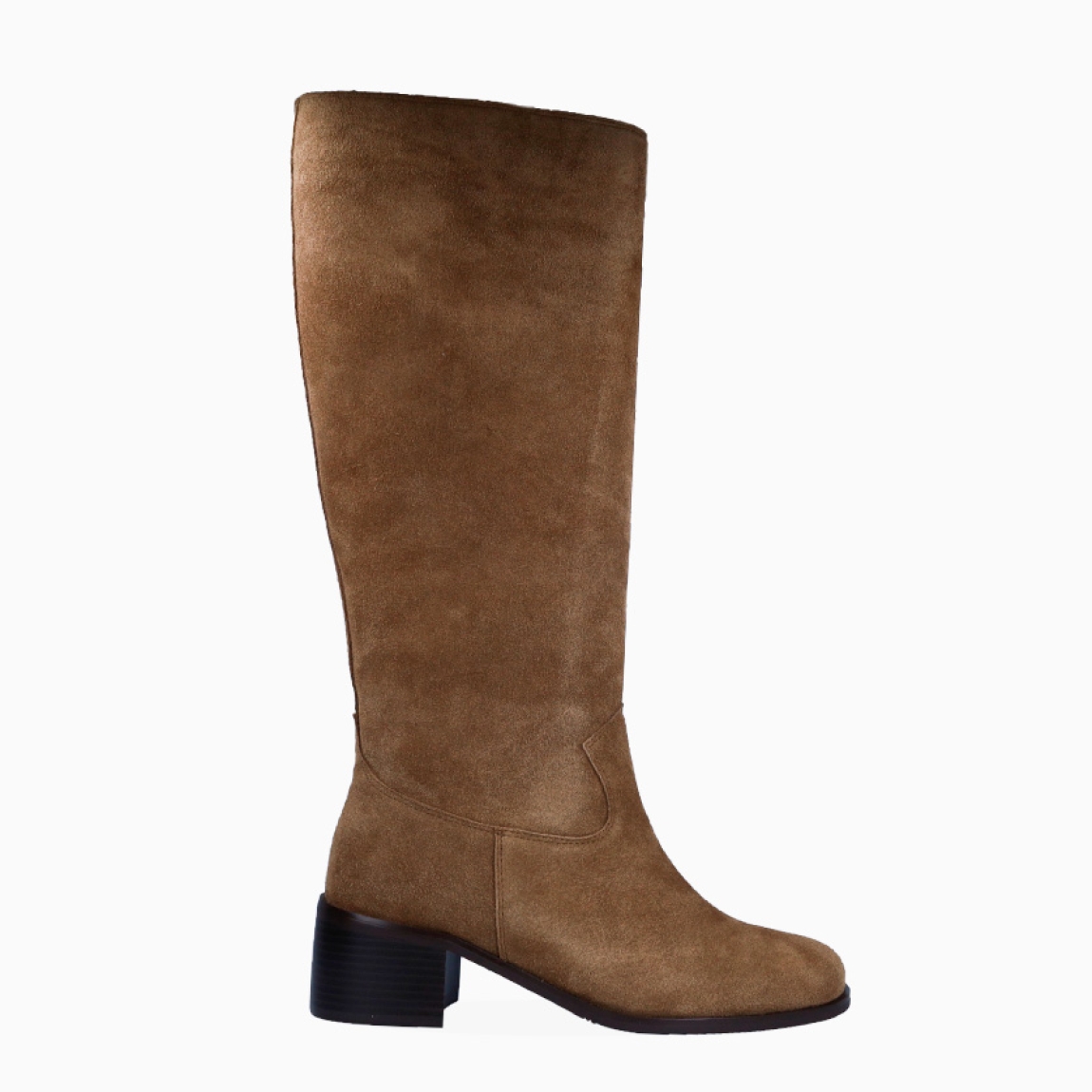 Botas de la marca Itse, modelo NORTH. Exterior elaboradas en ante color taupe. Interior en piel color taupe. Botas Itse con caña alta. Estas botas Itse NORTH son una tendencia esta temporada, marcarán un estilo único en tus looks!