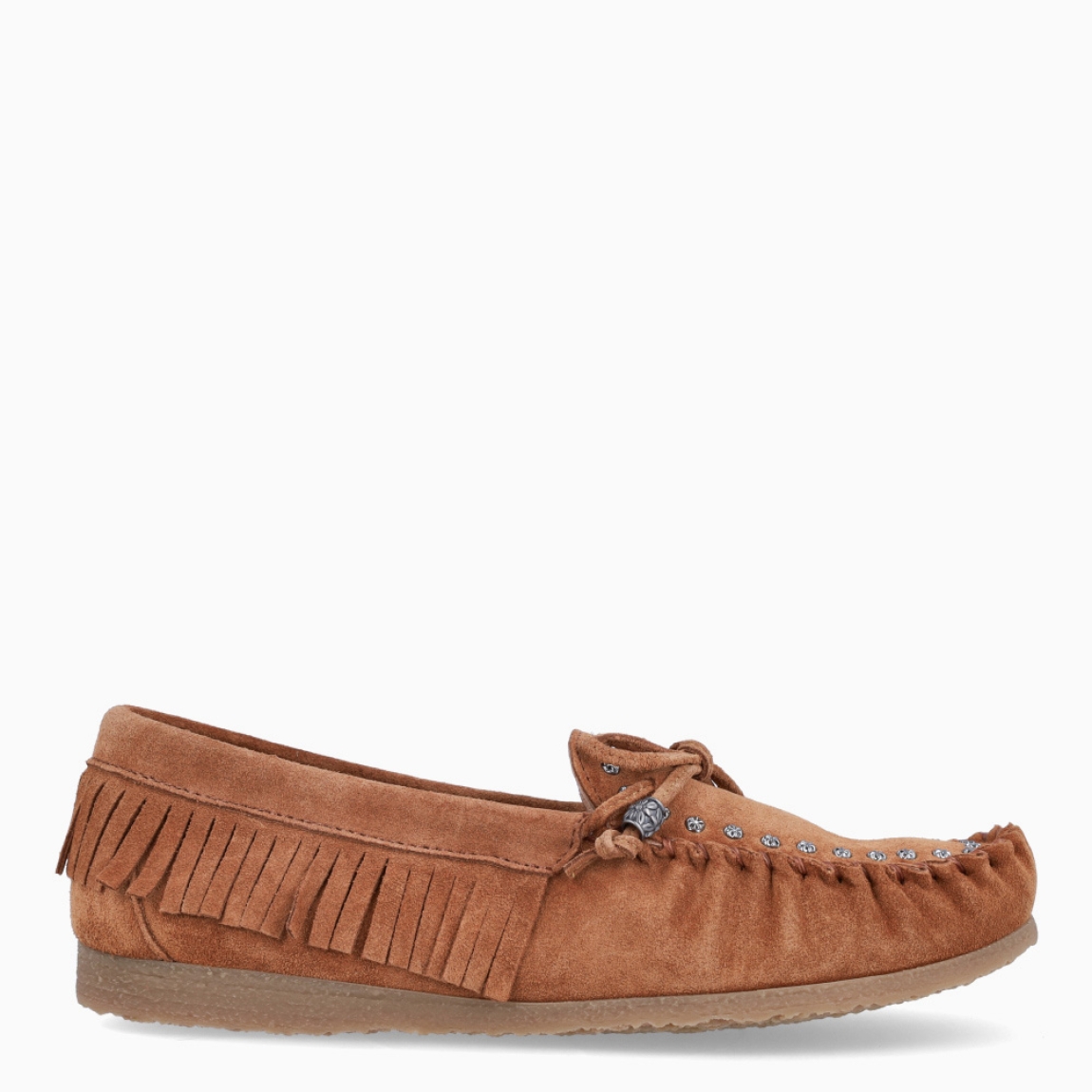 Mocasines de la marca Itse, modelo KORA. Elaborados en ante color camel con detalle corrugado en punta y flecos a los costados. Además de tachuelas plateadas y lazo en la pala. Interior en piel color camel. Suela de goma plana. Mocasines Itse KORA son un complemento clásico, e ideal para la comodidad de tu día a día!