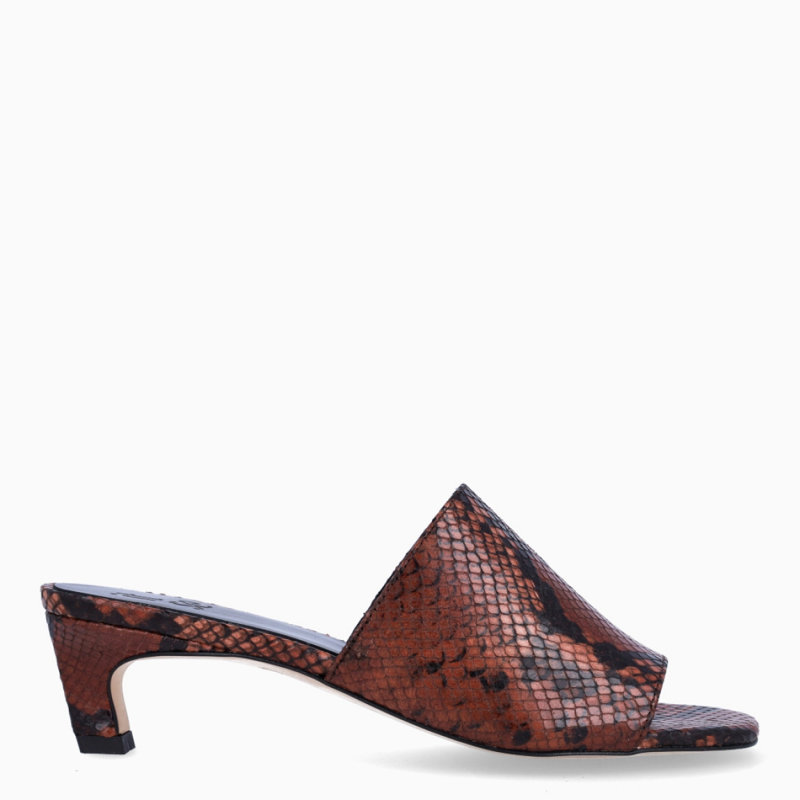 Sandalias de la marca Itse, modelo NAOMI. Elaboradas en piel con estampado serpiente color marrón. Sandalias Itse destalonadas con tacón de 6cm de altura. Estas sandalias Itse NAOMI son un complemento ideal para esta temporada!