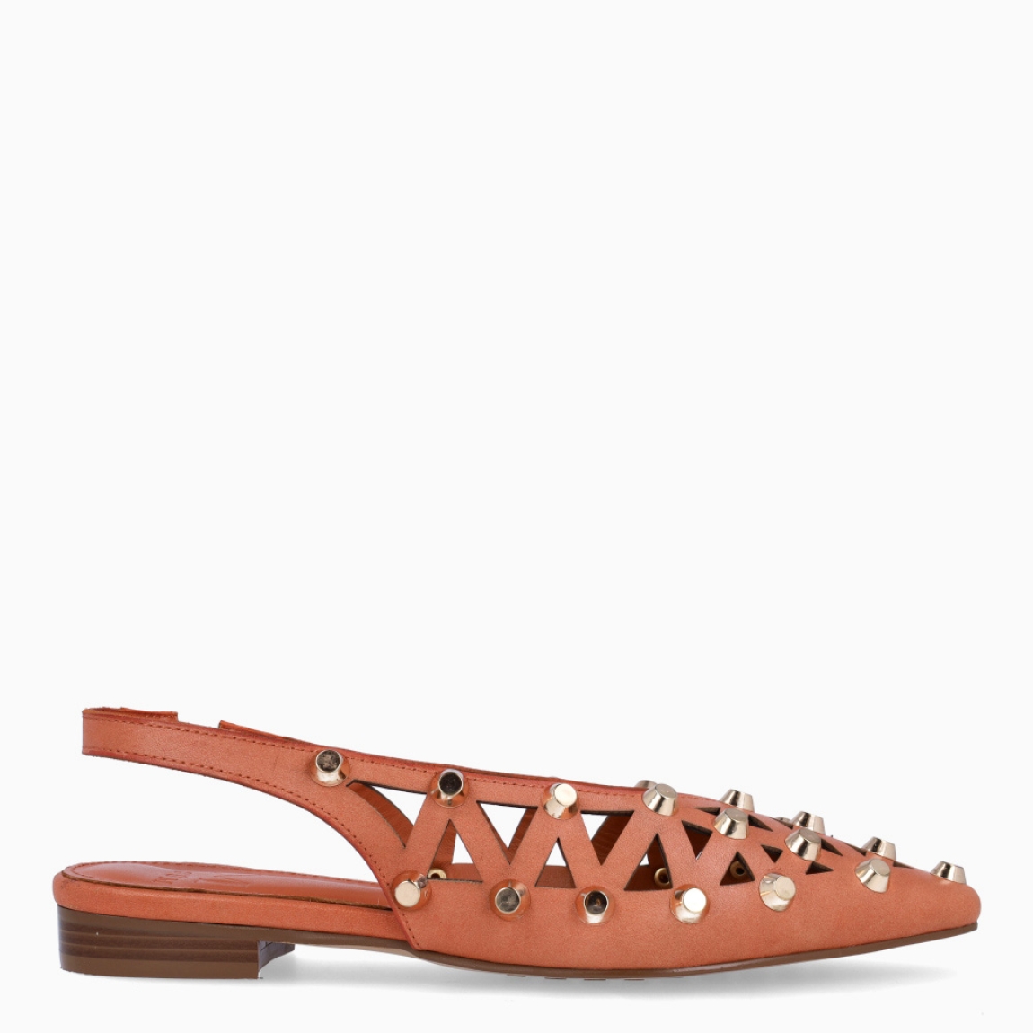 Salones de la marca LAGUM, modelo DOURA. Elaborados en piel color naranja con efecto troquelado y detalles de techuelas doradas en toda la pala. Salones destalonados con punta lápiz. Salones LAGUM con cierre de gomas elásticas. Salones LAGUM DOURA, complemento ideal para darle estilo y comodidad a tus looks de temporada!