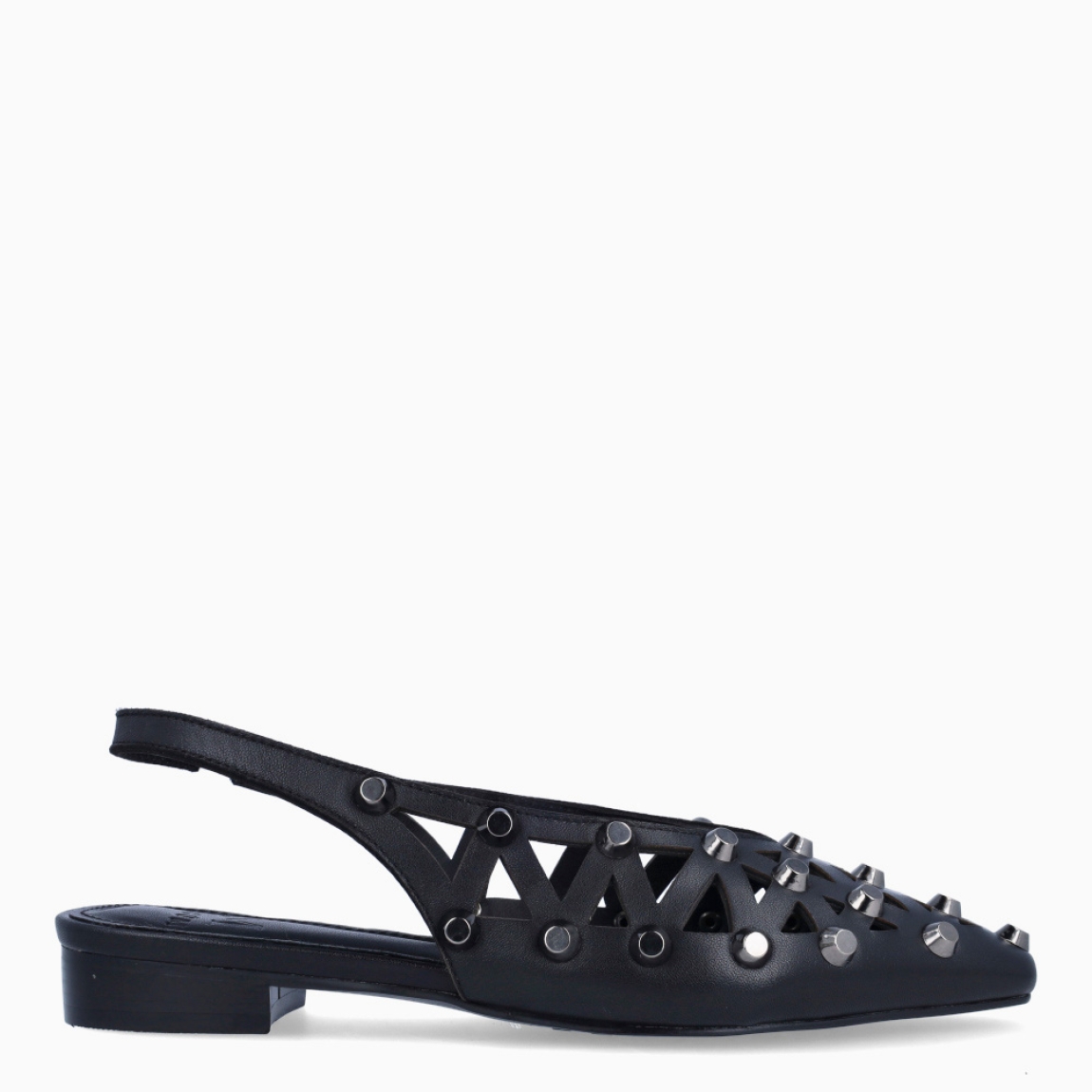 Salones de la marca LAGUM, modelo DOURA. Elaborados en piel color negro con efecto troquelado y detalles de techuelas plateadas en toda la pala. Salones destalonados con punta lápiz. Salones LAGUM con cierre de gomas elásticas. Salones LAGUM DOURA, complemento ideal para darle estilo y comodidad a tus looks de temporada!