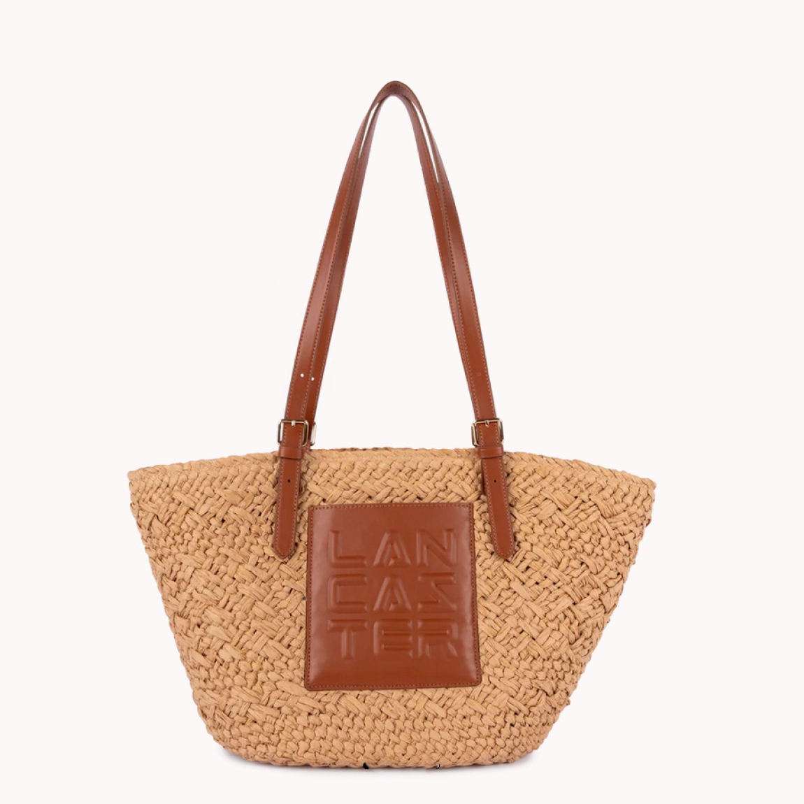 Bolso de la marca Lancaster, modelo ÉPAULEE. Este bolso bandolera está confeccionado en mimbre con guarnición de cuero de vachette color marrón. Su cierre del bolso Lancaste es con cremallera, la cual garantiza el almacenamiento de sus efectos personales, además de un sencillo bolsillo frontal, un sencillo bolsillo interior y un sencillo bolsillo interior doble. Diseñado para una cartera, con un estilo natural y practicidad para el día a día. Medidas: alto 26cm y ancho 45cm.