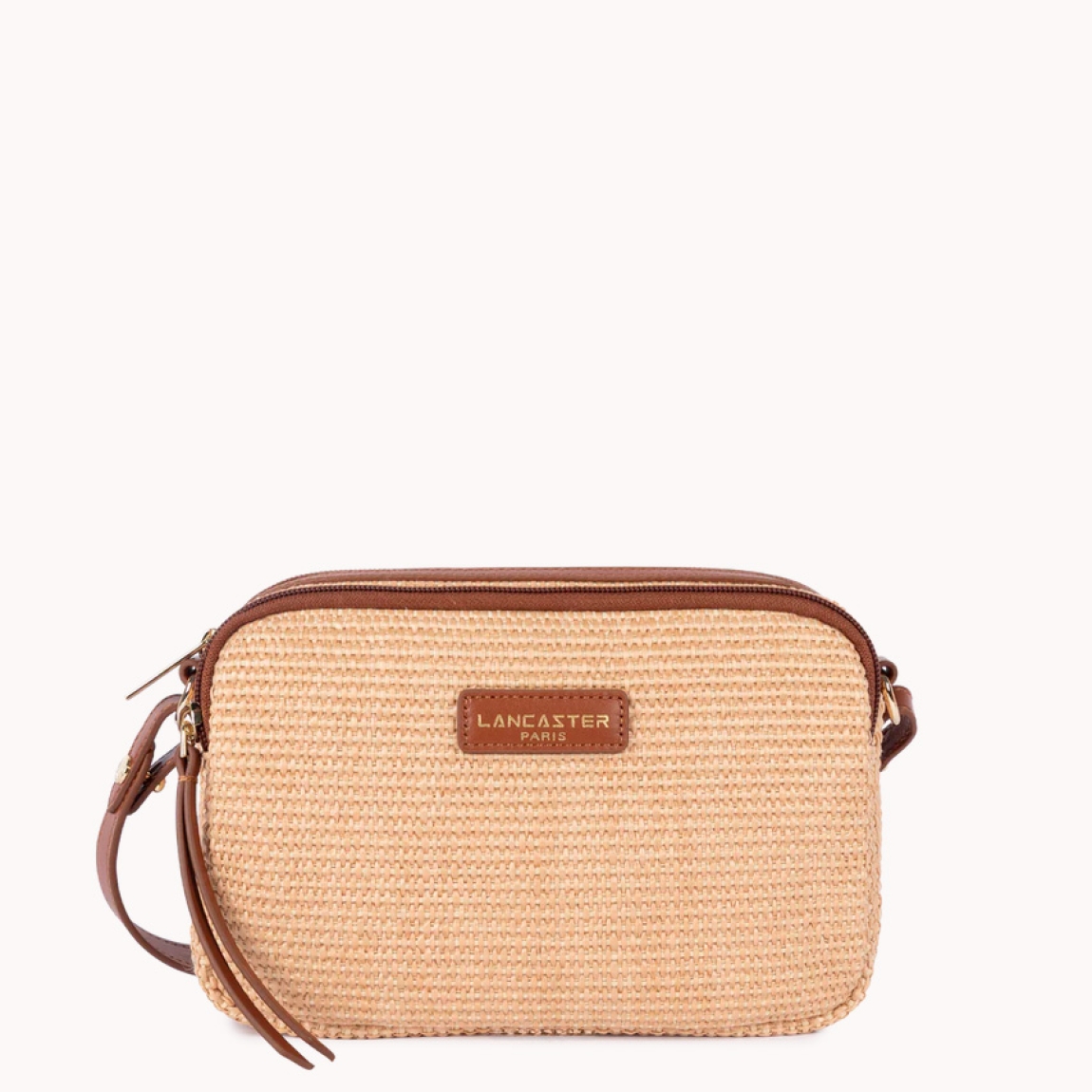 Bolso bandolera de la marca Lancaster, modelo Mini Osier. Este bolso está confeccionado en polipropileno con detalles de piel de vacuno color marrón. Cuenta con un bolsillo frontal con cremallera, un bolsillo interior con cremallera y un bolsillo interior simple. Se lleva al hombro o cruzado. Bolso Lancaster Mini Osier ideal para llevarlo en tu día a día esta temporada. Medidas: alto 15cm y ancho 22cm.
