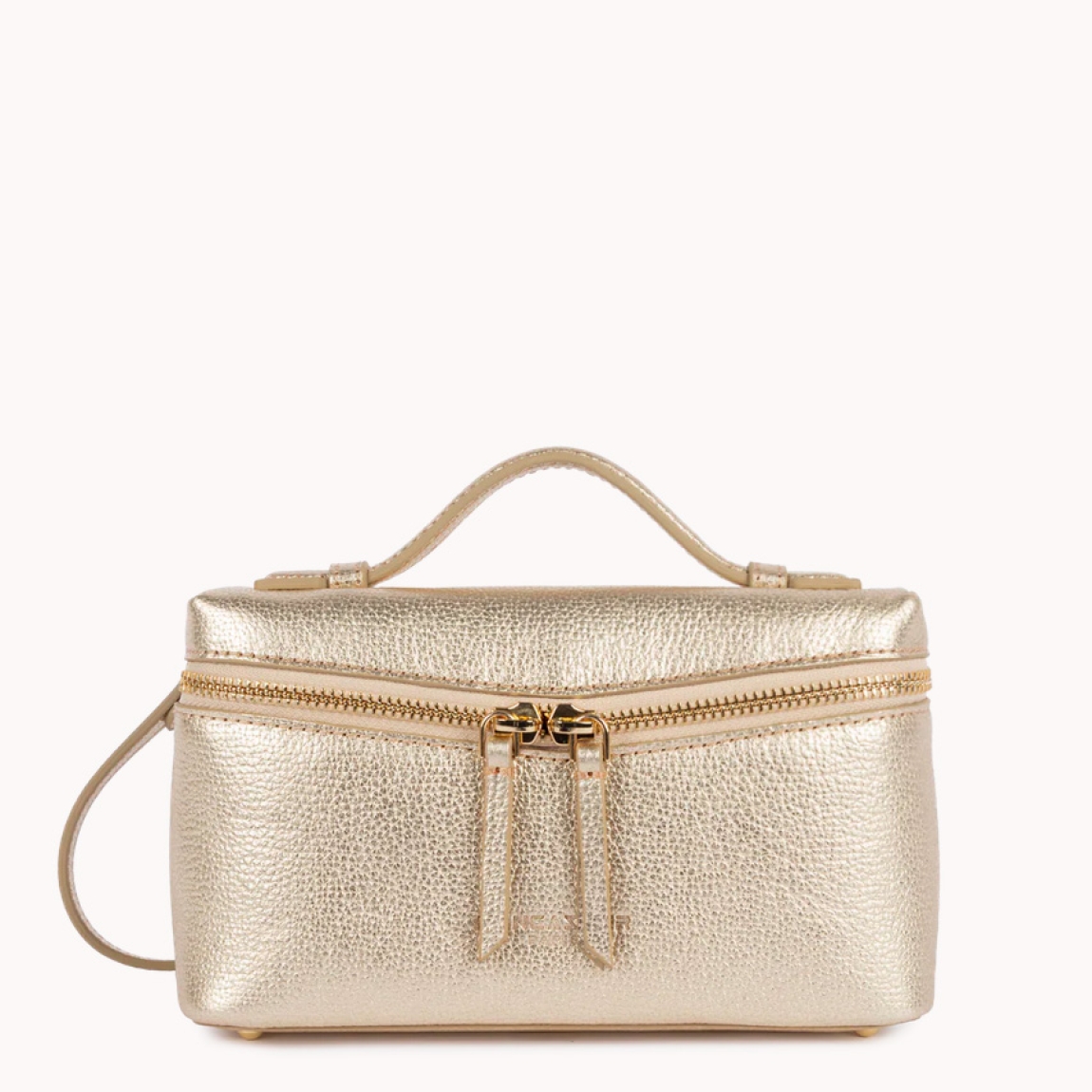 Bolso pequeño tipo caja de la marca Lancaster, modelo Milano Trésor está confeccionado en piel de vacuno granulada color oro. Cuenta con un doble bolsillo trasero simple, así como con un bolsillo interior con cremallera. Se lleva principalmente cruzado, pero también puede llevarse en la mano o al hombro. Bolso Lancaster Milano Trésor ideal para esta temporada! Medidas: alto 12cm y ancho 21cm.