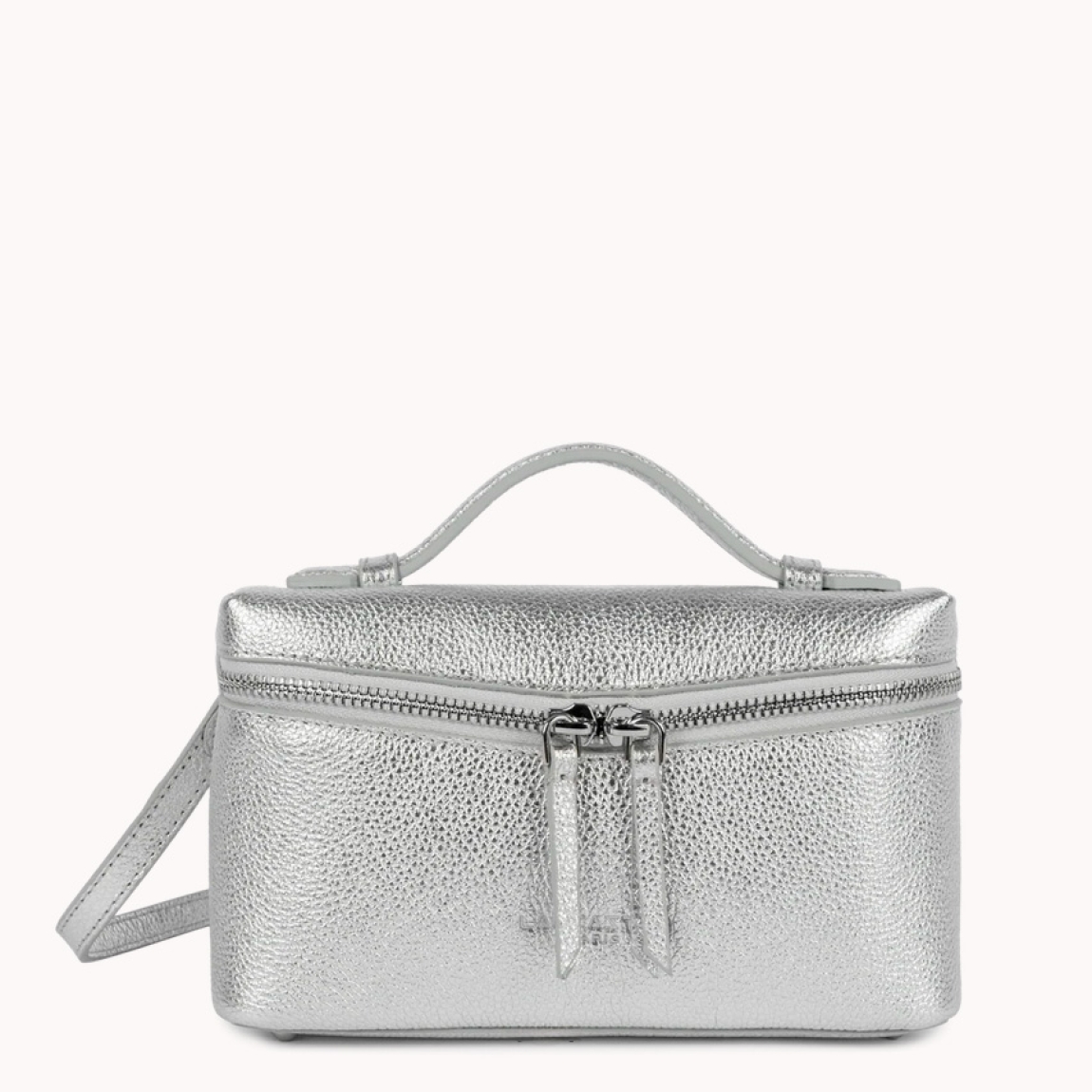 Bolso pequeño tipo caja de la marca Lancaster, modelo Milano Trésor está confeccionado en piel de vacuno granulada color plata. Cuenta con un doble bolsillo trasero simple, así como con un bolsillo interior con cremallera. Se lleva principalmente cruzado, pero también puede llevarse en la mano o al hombro. Bolso Lancaster Milano Trésor ideal para esta temporada! Medidas: alto 12cm y ancho 21cm.