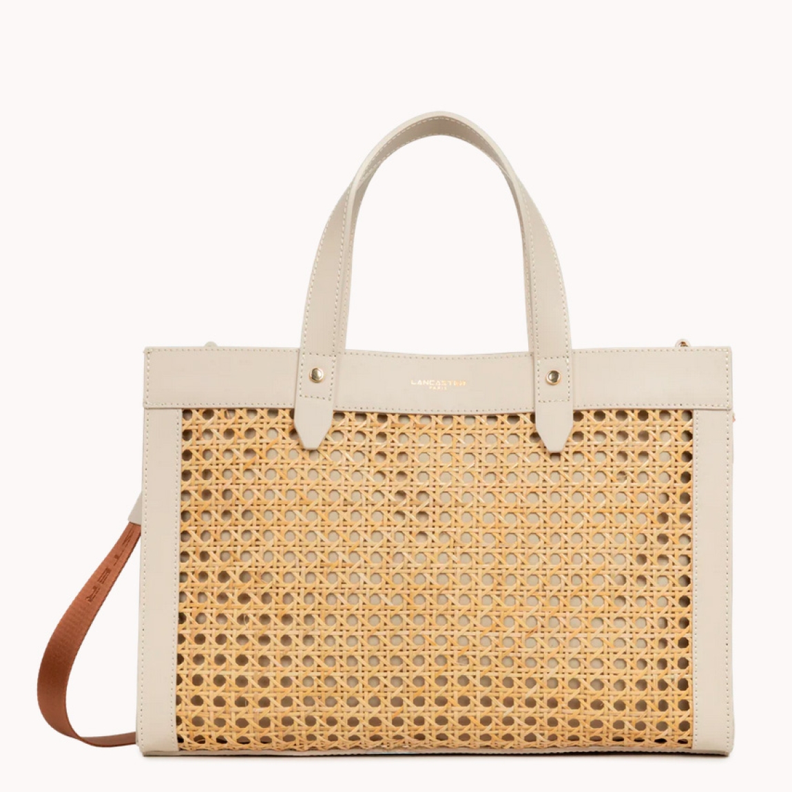 Este bolso tote de la marca Lancaster, modelo Cannage Rotin está confeccionado en mimbre natural con detalles en cuero de vaca color beig. Incluye un doble bolsillo interior y un bolsillo interior con cremallera. Se puede llevar en la mano, al hombro o cruzado. Bolso Lancaster Cannage Rotin, complemento básico e ideal para tu día a día! Medidas: alto 27cm y ancho 38cm.