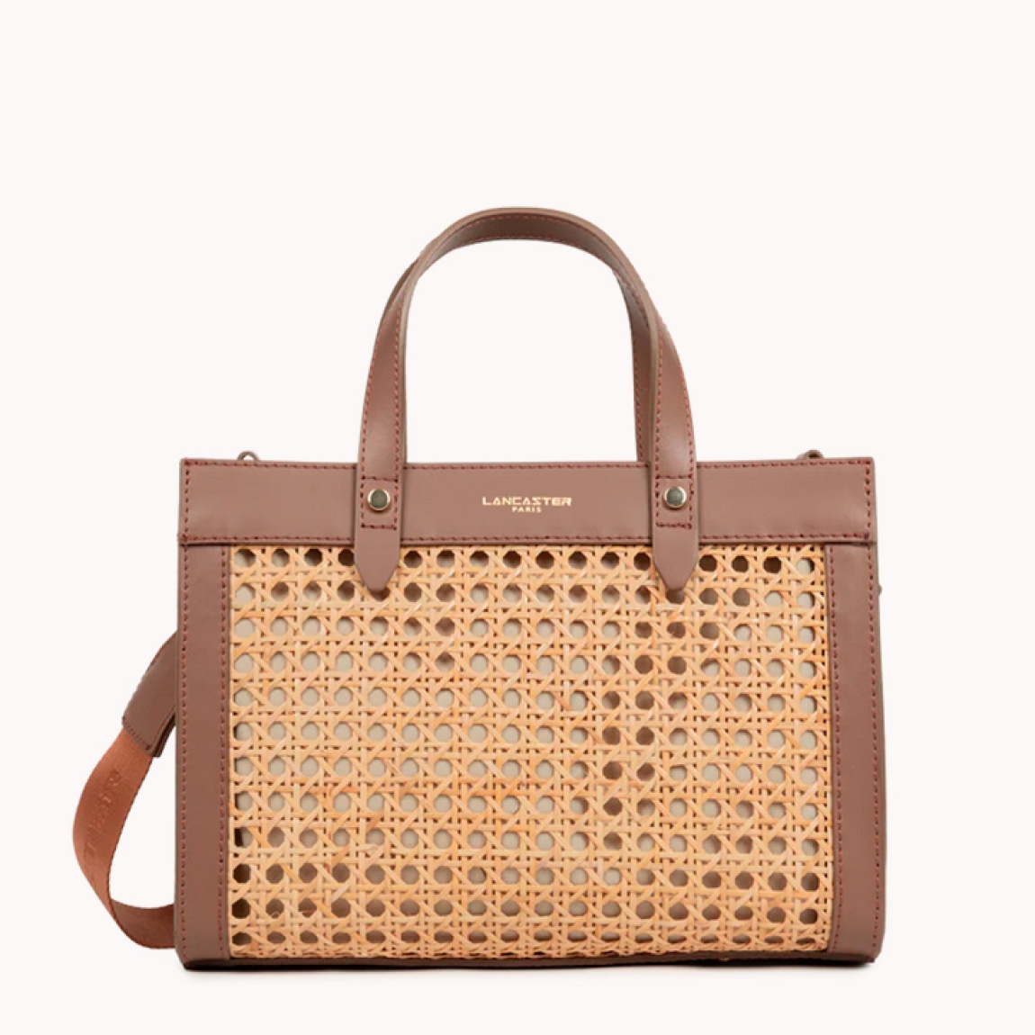 Bolso pequeño de la marca Lancaster, modelo Cannage Rotin. Elaborado principalmente con mimbre color marrón. Consta de un interior con doble cremallera y otro con cremallera. Se abre a mano, cruzado o con espada. Bolso Lancaster CABAS ideal para llevarlo esta temporada! Medidas: alto 28cm y ancho 28cm.