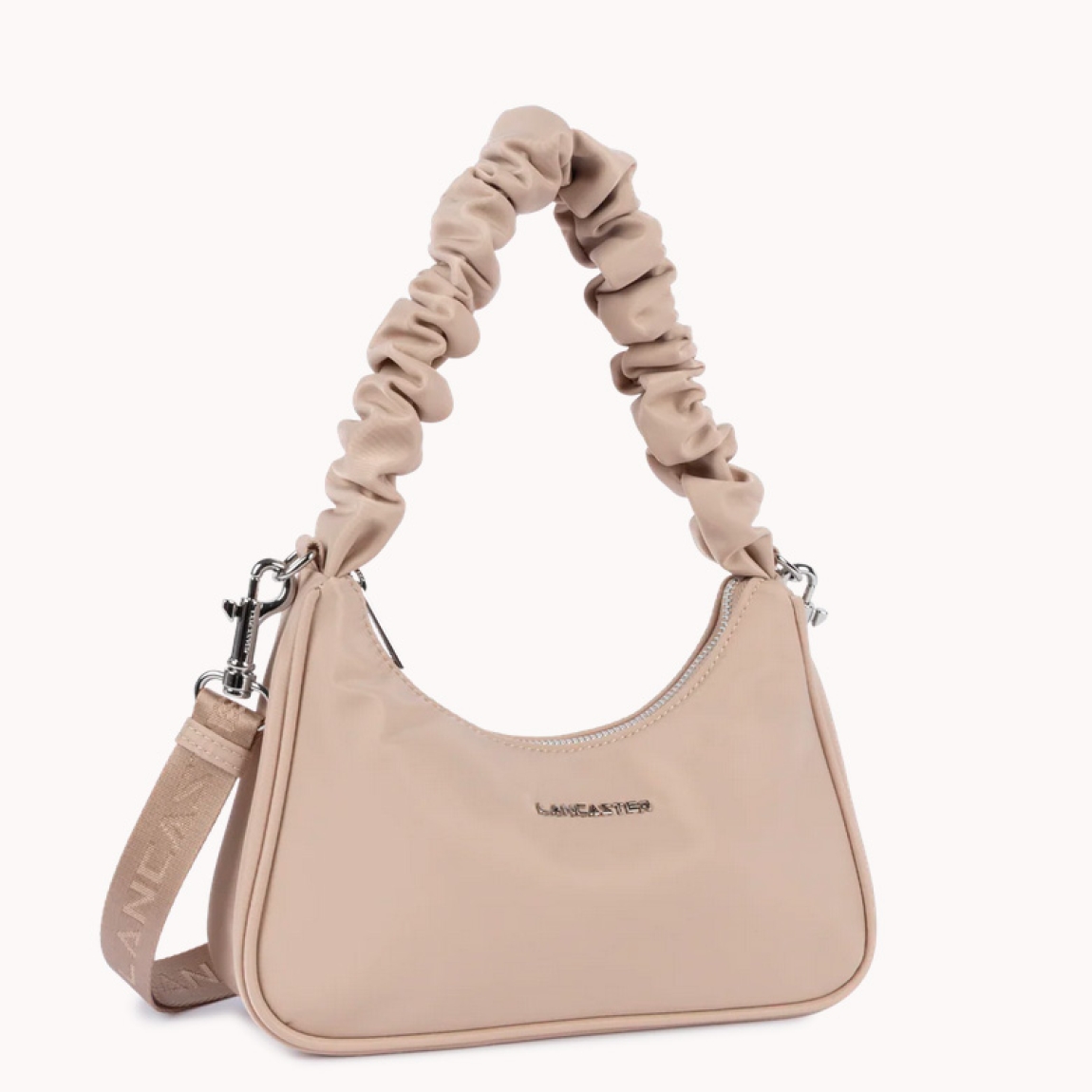 Bolso de la marca Lancaster, modelo BESACE. Elaborado en naylon color rosa con estampado de logo en parte frontal. Cierre del bolso con cremallera. Bolso Lancaster con asa de hombro en efecto corrugado. Además de asa bandolera extraíble para máxima comodidad y versatibilidad. Este bolso Lancaster BESACE, es un accesorio clásico e ideal para llevar a todos lados. Medidas: alto 12cm y ancho 24cm.