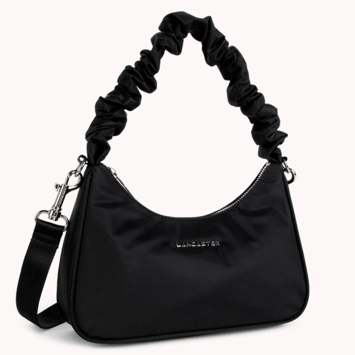 Bolso de la marca Lancaster, modelo BESACE. Elaborado en naylon color negro con estampado de logo en parte frontal. Cierre del bolso con cremallera. Bolso Lancaster con asa de hombro en efecto corrugado. Además de asa bandolera extraíble para máxima comodidad y versatibilidad. Este bolso Lancaster BESACE, es un accesorio clásico e ideal para llevar a todos lados. Medidas: alto 12cm y ancho 24cm.