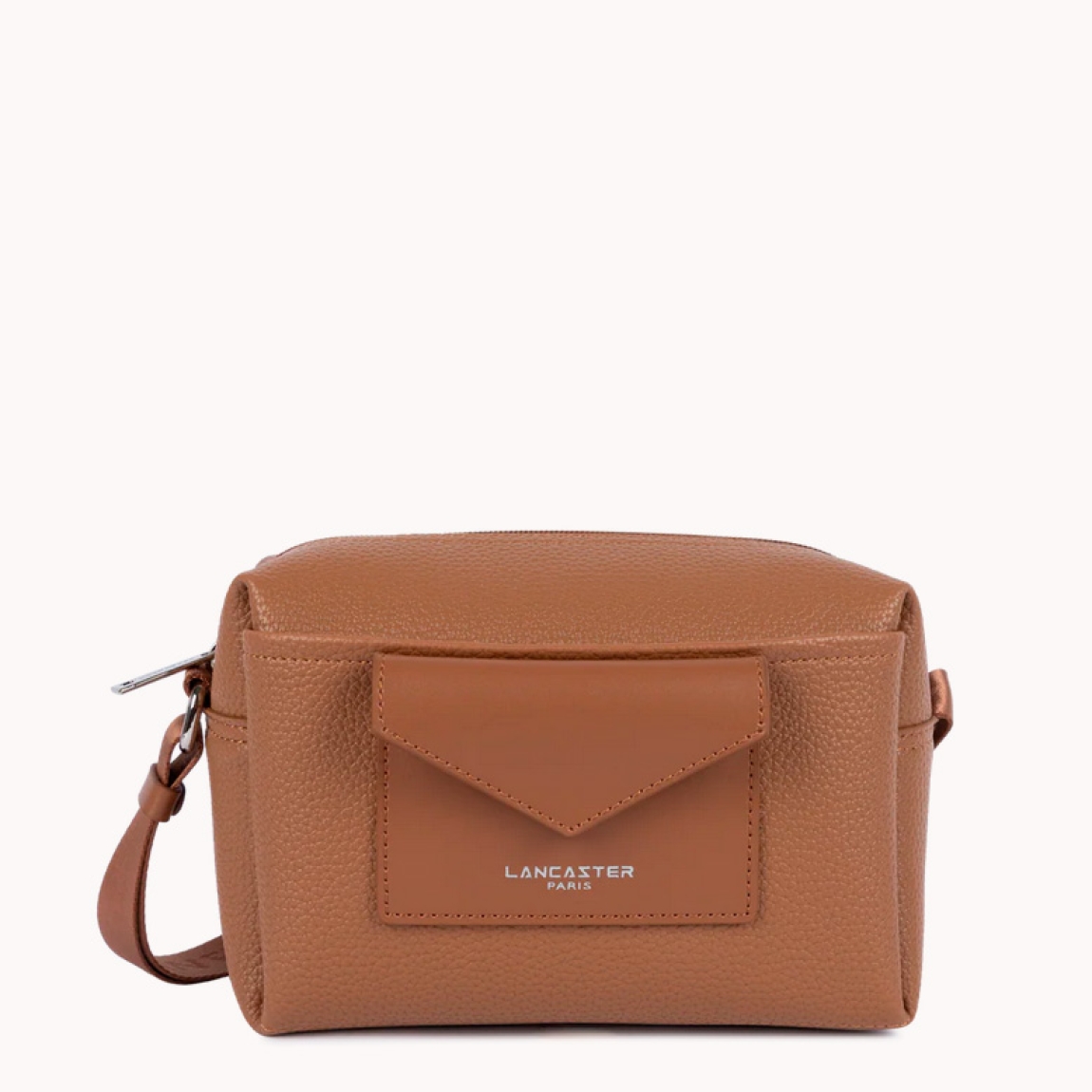 Bolso bandolera de la marca Lancaster, modelo Maya Double KBA. Bandolera confeccionada en policloruro de vinilo con detalles de piel de vacuno de color marrón. Cuenta con un tarjetero frontal con cierre a presión, un bolsillo frontal simple y un bolsillo interior con cremallera. Se lleva cruzado o al hombro. Bolso Lancaster Maya Double KBA ideal como complemento del día a día! Medidas: alto 13cm y ancho 25cm.