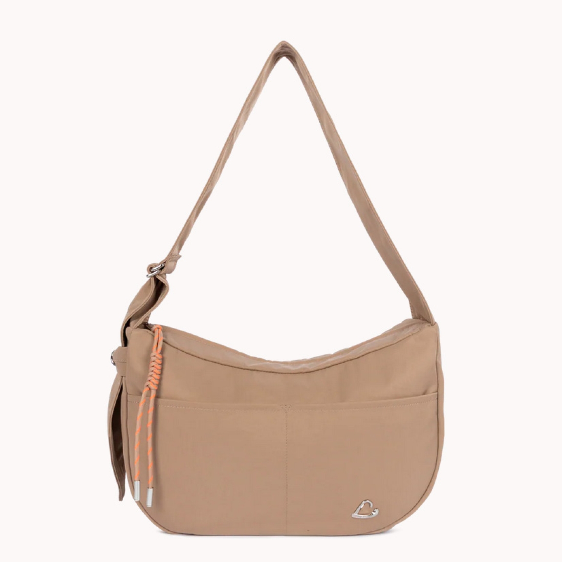 Este gran bolso de la marca Lancaster, modelo BASIC LOVE, está confeccionado en nylon/poliamida de color camel. Cuenta con un bolsillo exterior trasero con cremallera, dos bolsillos frontales simples, un bolsillo interior simple y un doble bolsillo interior simple. Se lleva cruzado o al hombro. Bolso Lancaster BASIC LOVE, complemento ideal para llevar a todos lados! Medidas: altura 25cm y ancho 40cm.