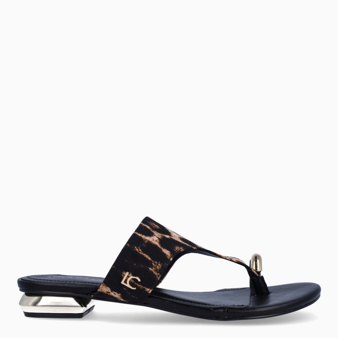 Sandalias de la marca Lola Casademunt, modelo VALENTINA. Elaboradas en lona con estampado animal print y detalle dorado en pala. Interior en piel color negro. Sandalias Lola Casademunt con suela plana y tacón de 1,5cm con efecto espejo. Estas sandalias Lola Casademunt VALENTINA son ideales para ti!