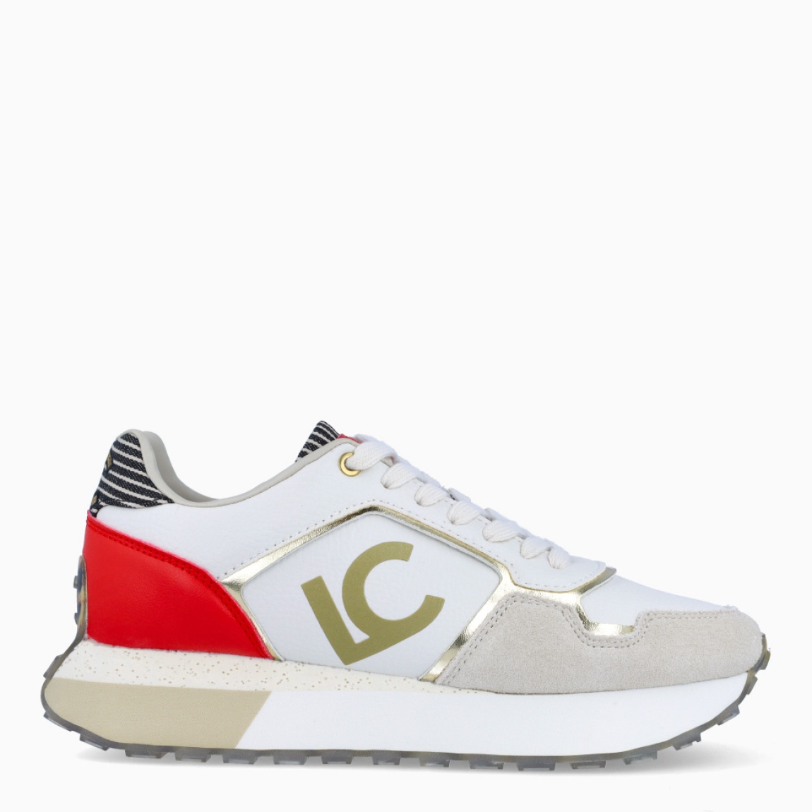 Deportivas de la marca Lola Casademunt, modelo ELBA. Elaboradas en piel color blanco con detalles en rojo y estampado a rayas negro y blanco en talón. Deportivas con logo frontal. Cierre de deportivas Lola Casademunt con cordones blancos. Deportivas con suela de goma. Estas deportivas Lola Casademunt ELBA son un complemento ideal en estilo y comodidad!