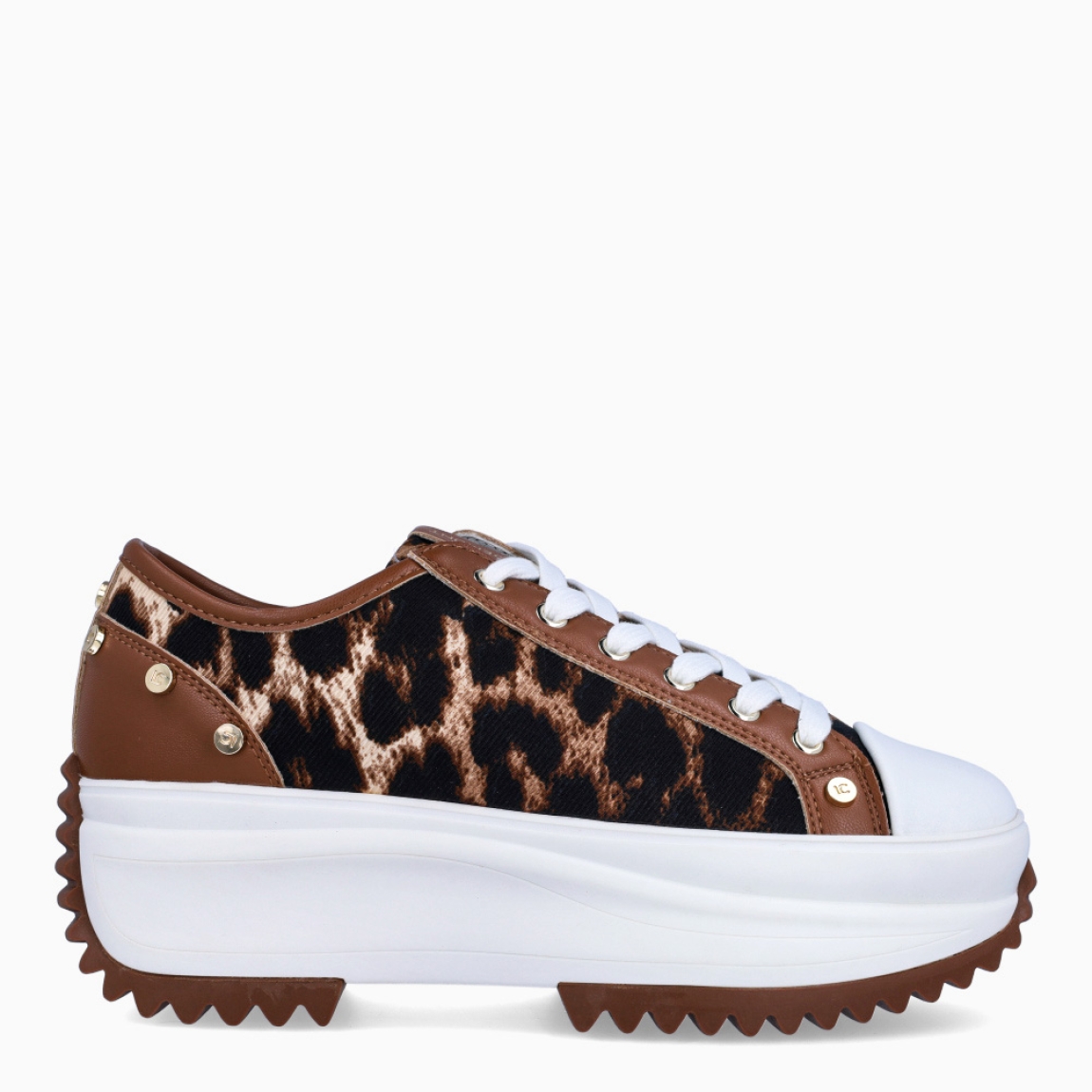 Deportiva de la marca Lola Casademunt, modelo JADE. Deportivas en lona con estampado animal print y detalle en el tobillo con tachuelas doradas. Deportivas con plantilla acolchada y extraíble para máxima comodidad. Cierre de las Lola Casademunt con cordones blancos. Suela dentada y plataforma 5cm. Ideal para completar tus looks casuales con un toque único!