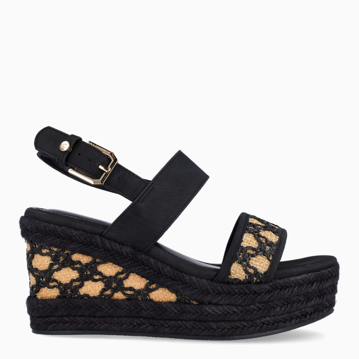 Sandalias de la marca Lola Casademunt, modelo NAIA. Sandalias elaboradas en lona color negro con detalle en tejido color camel. Interior en textil color negro. Cierre de las sandalias Lola Casademunt con hebilla en el tobillo y una cuña de 10cm de altura. Estas sandalias Lola Casademunt NAIA son ideales para tus looks de temporada!
