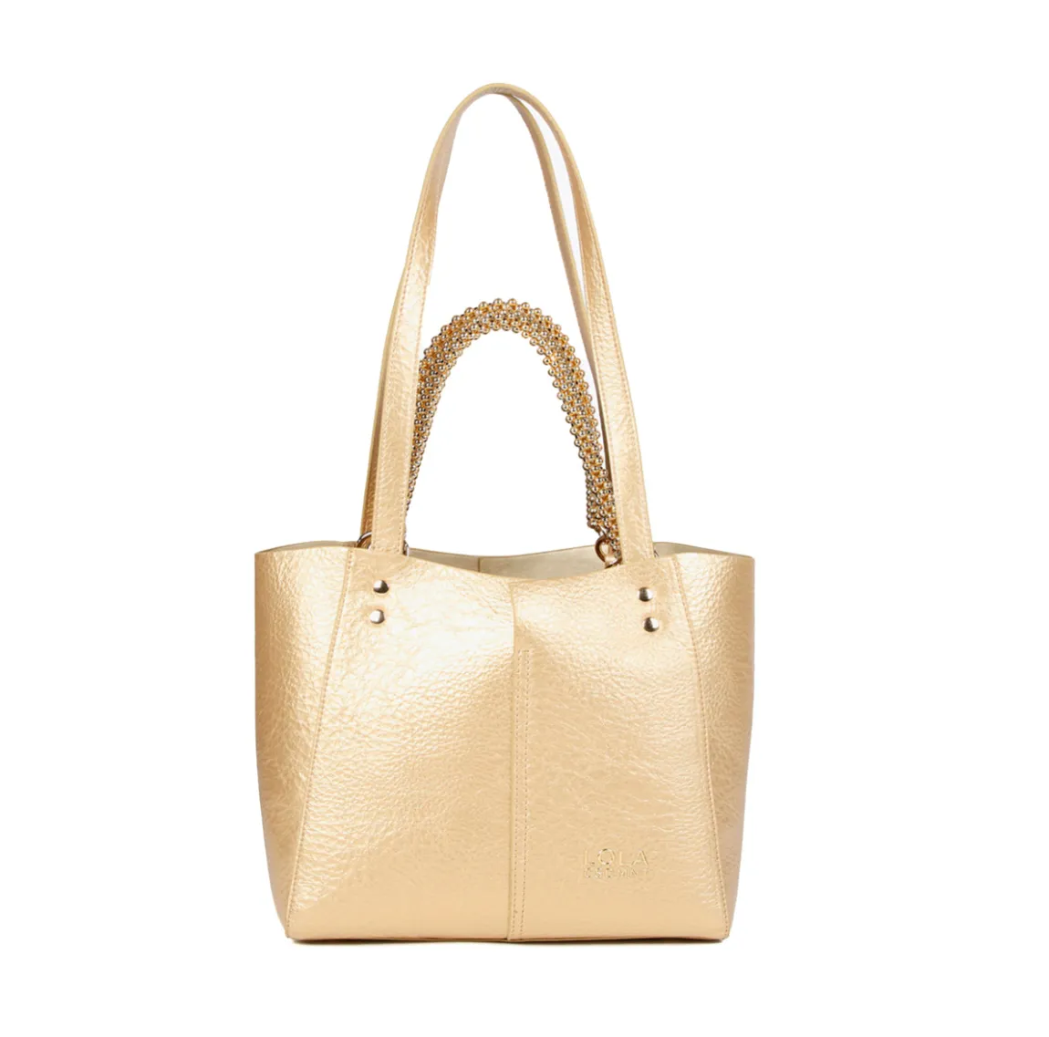 Bolso mediano de la marca Lola Casademunt, modelo LEA. Bolso en efecto piel metalizado color platino con asa metálica decorativa. Contiene pouch interior. Cierre imantado.ALTO: 23 cm - LARGO: 27 cm - ANCHO: 11 cm / BANDOLERA: 58 cm