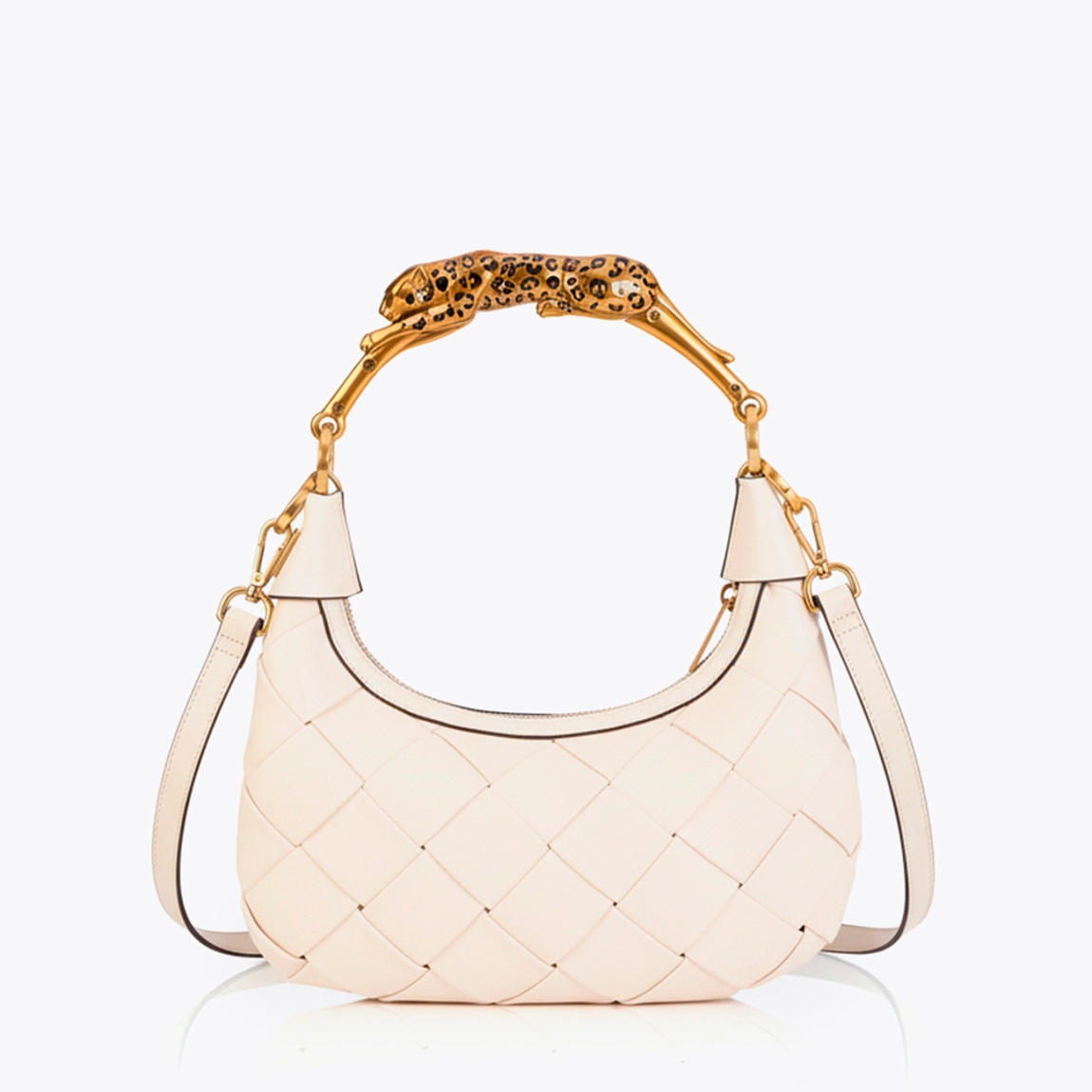 Bolso de la marca Lola Casademunt, modelo SIENA. Elaborado en piel con efecto trenzado color hielo en forma de media luna. Bolso con cierre en cremallera y logo metálico decorativo.. Asa de metal en forma de leopardo dorado, ideal para un look sofisticado. Bolso Lola Casademunt SIENA, complemento ideal para ti!ALTO 15cm ANCHO 28cm PROFUNDIDAD 6cm