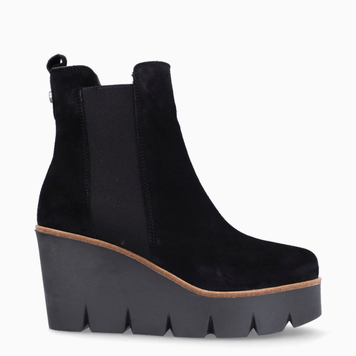 Botines de la marca Alpe, modelo CORA. Exterior en ante color negro con puta redonda. Interior en piel color negro con plantilla extraíble y acolchada para máxima comodidad. Suela con cuña de 9cm de altura. Estos botines Alpe CORA son ideales para tus looks!