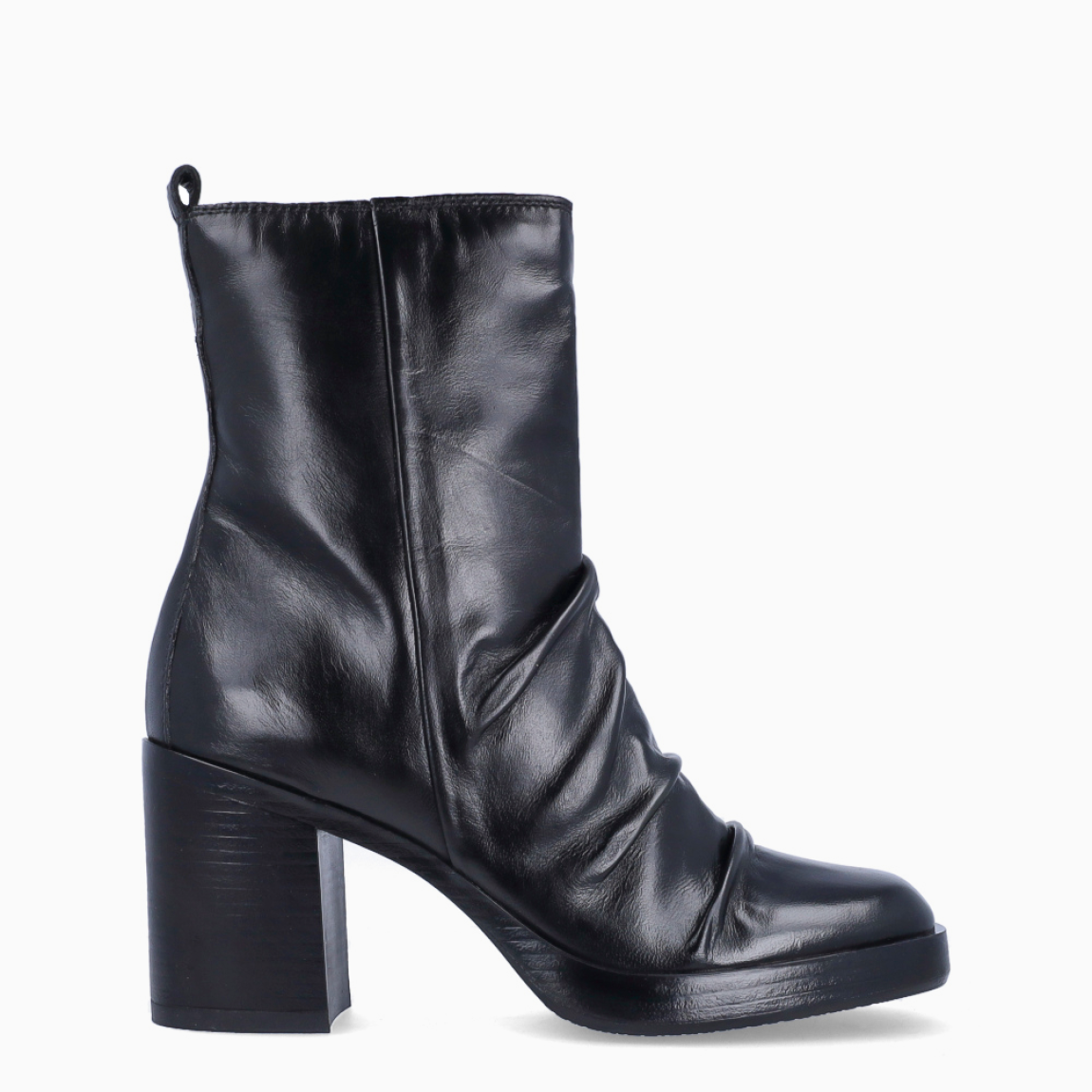 Los botines MJUS GUNDY destacan por su diseño clásico y versátil, perfectos para completar cualquier look de diario. Están confeccionados en piel color negro con un elegante acabado corrugado, que aporta un estilo atemporal y fácil de combinar. Incorporan un tacón de 6 cm, que ofrece la altura ideal sin renunciar a la comodidad y la estabilidad en cada paso. Además, cuentan con cierre de cremallera, facilitando un ajuste cómodo y práctico.Los MJUS GUNDY son el complemento perfecto para el día a día, combinando calidad, confort y un diseño sofisticado.