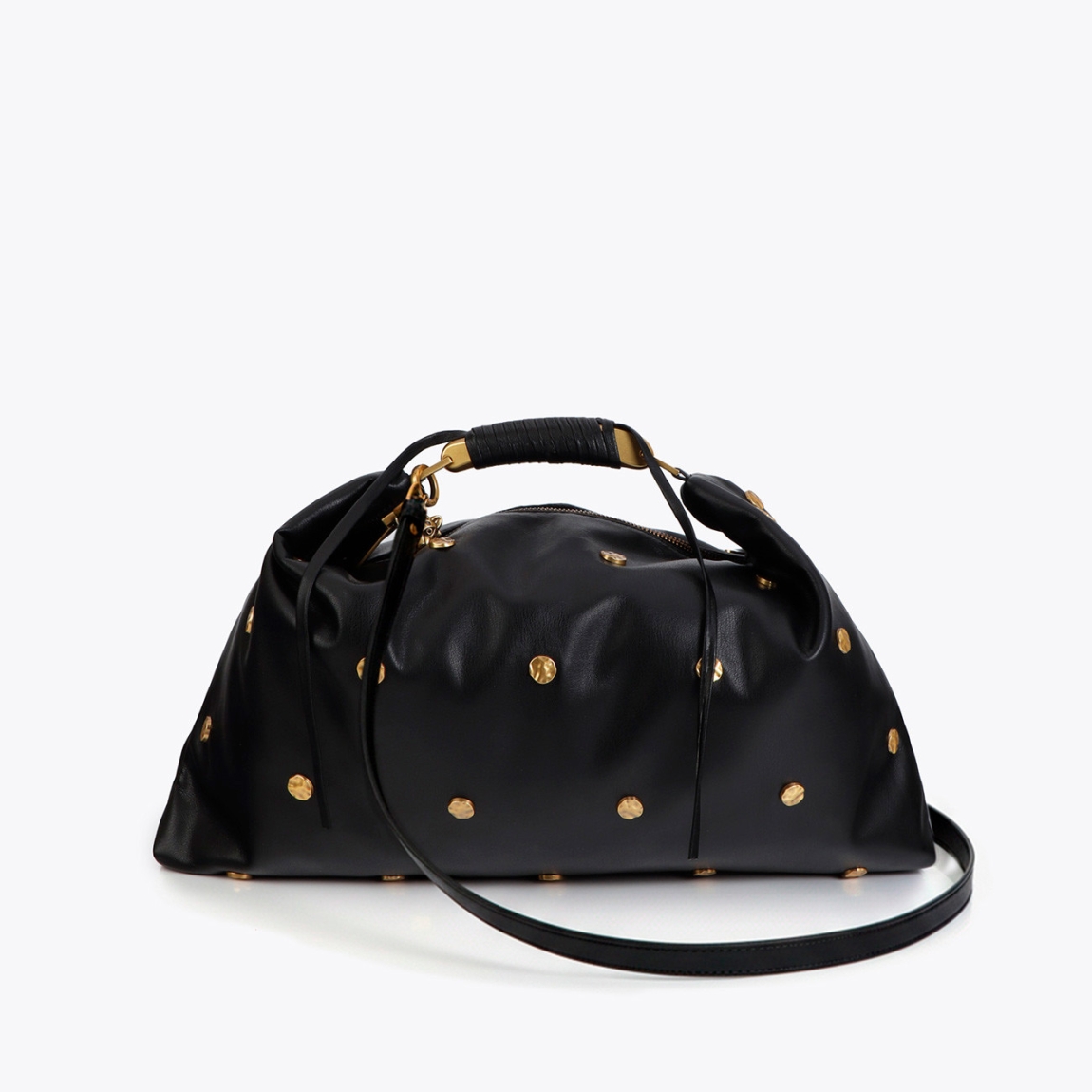 Elegante bolso bandolera de la marca Lola Casademunt, modelo LORENA_G. Elaborado en polipiel color negro con textura y decorado con tachas doradas. Asa ajustable y cierre magnético para mayor seguridad. Bolsillo interno para organización y detalle de charm metálico en el lateral. Bolso Lola Casademunt LORENA_G ideal para llevarlo a todos lados y marcar estilo!ALTO 27cm ANCHO 40cm